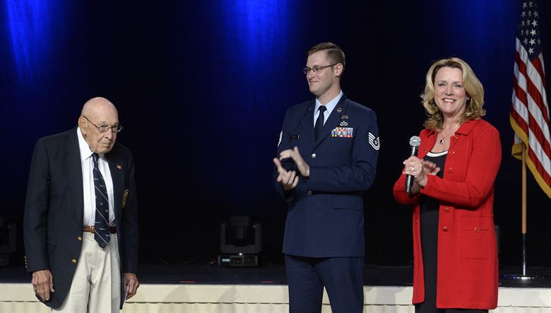 -Deborah Lee James gibt den Namen des neuesten Bombers der US-Luftwaffe bekannt, des B-21 Raider, mit Unterstützung des pensionierten Oberstleutnants Richard Cole, einem der Doolittle Raiders