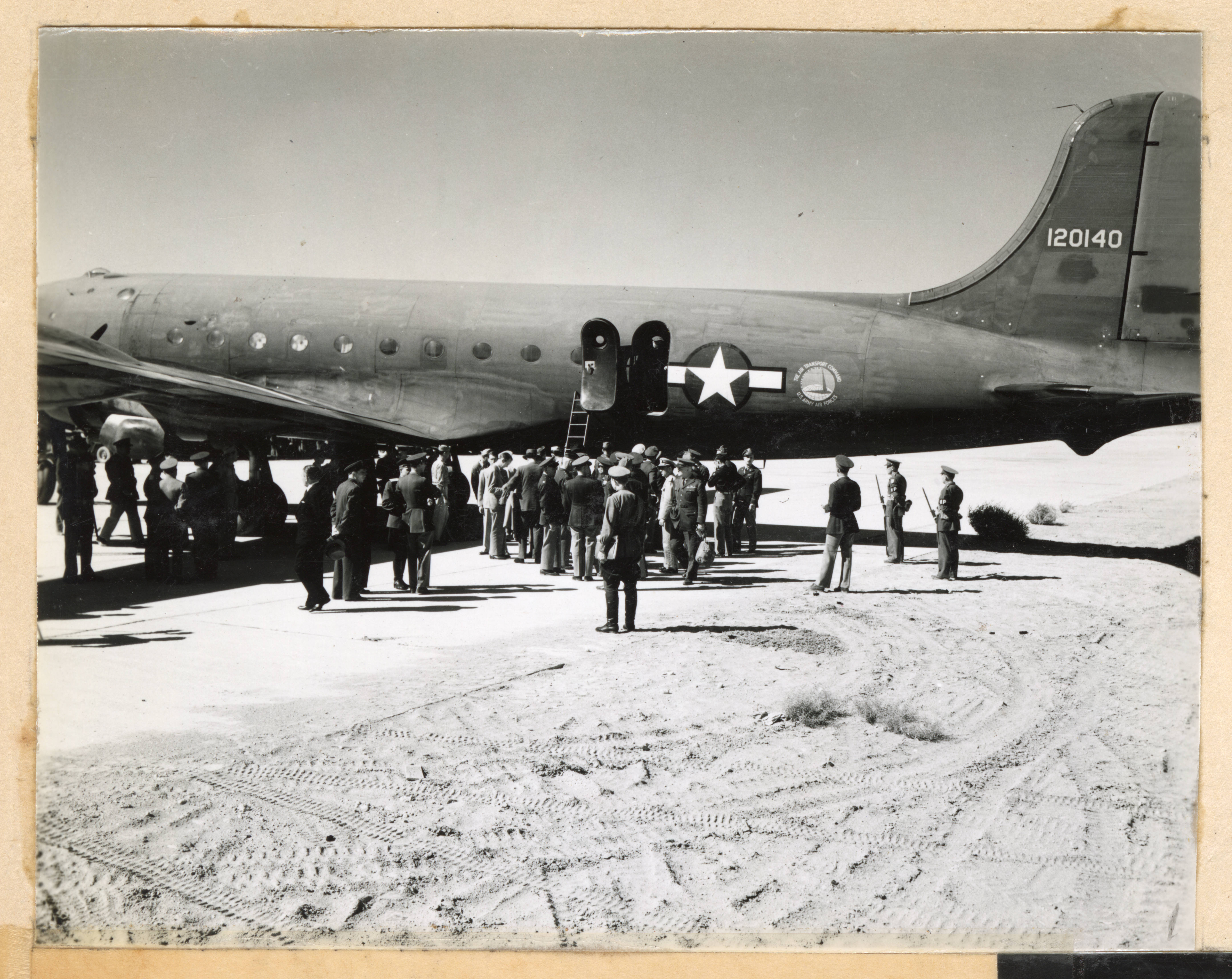 122 Folla radunata vicino a un aereo - USACE p15141 coll 5 9492