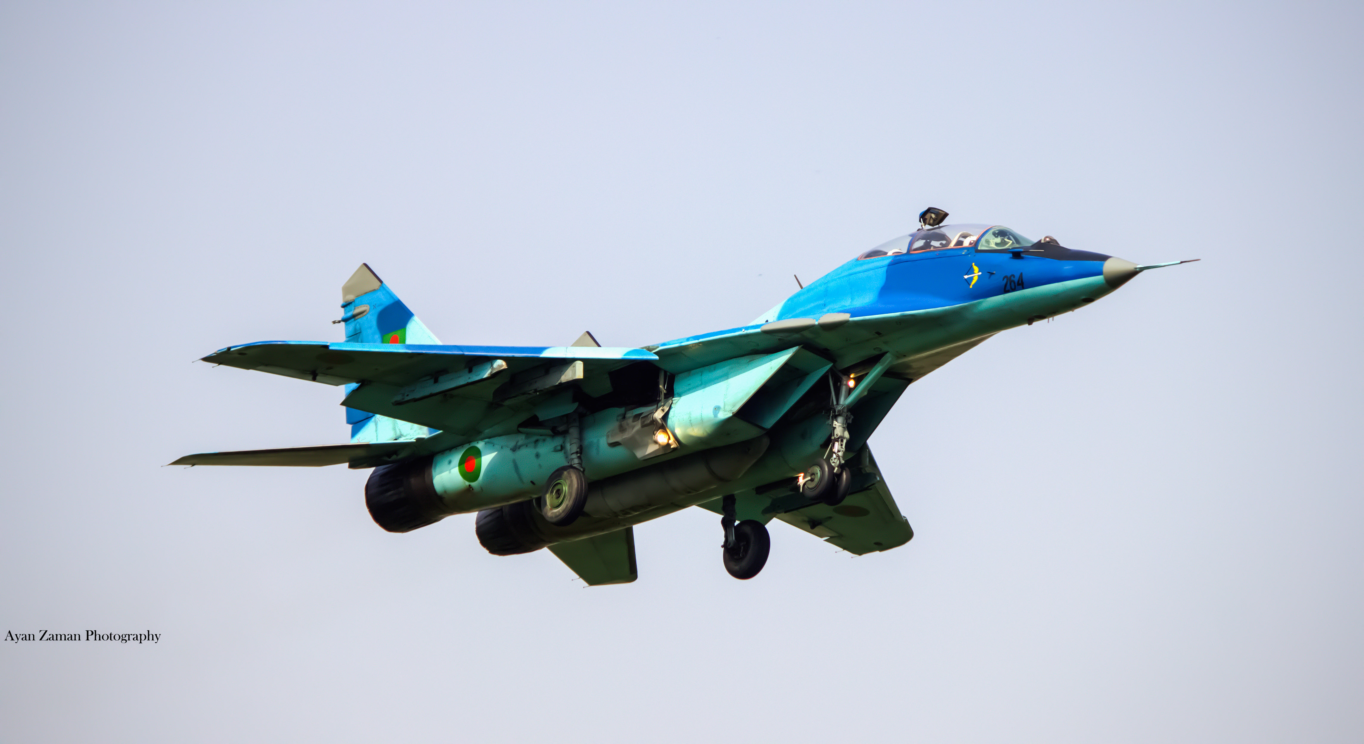 264, avión MiG-29 de la Fuerza Aérea de Bangladesh con esquema azul en vuelo, 2018