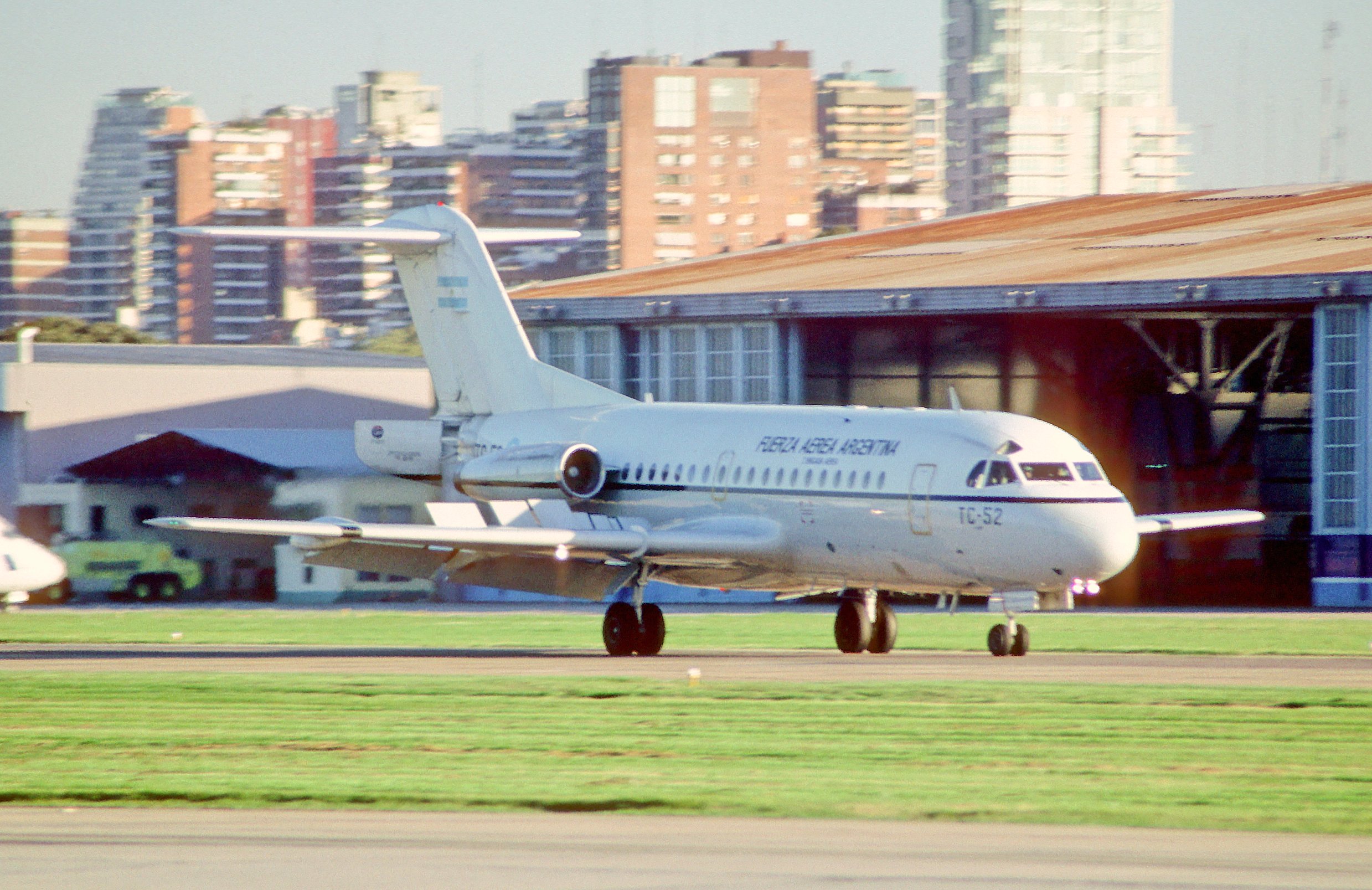 319bx - Fuerza Aérea Argentina Fokker F28 Fellowship 1000C; TC-52@AEP;24.09.2004