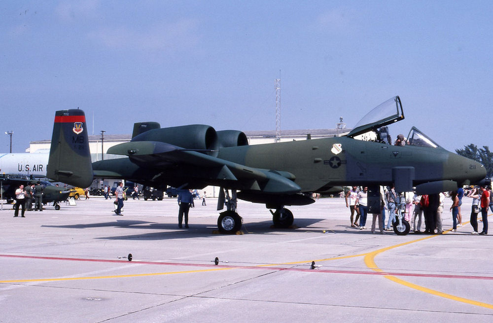 353.º Escuadrón de Caza Táctico A-10A 77-0211 CN 136, transferido al AMARC el 23 oct. 1992