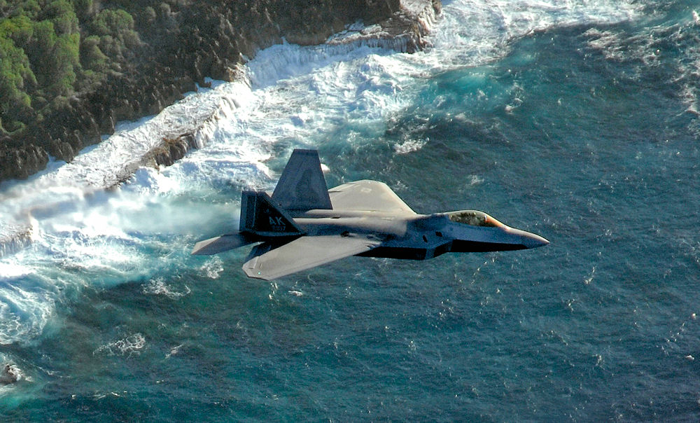 F-22A Block 30 Raptor 05-4107 del 36th Operations Group sobrevolando Guam