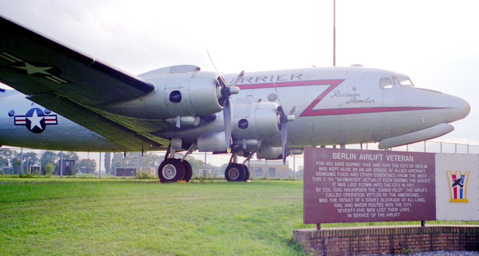 45-0557 – Douglas C-54G Skymaster, monumento al puente aéreo de Berlín Tempelhof