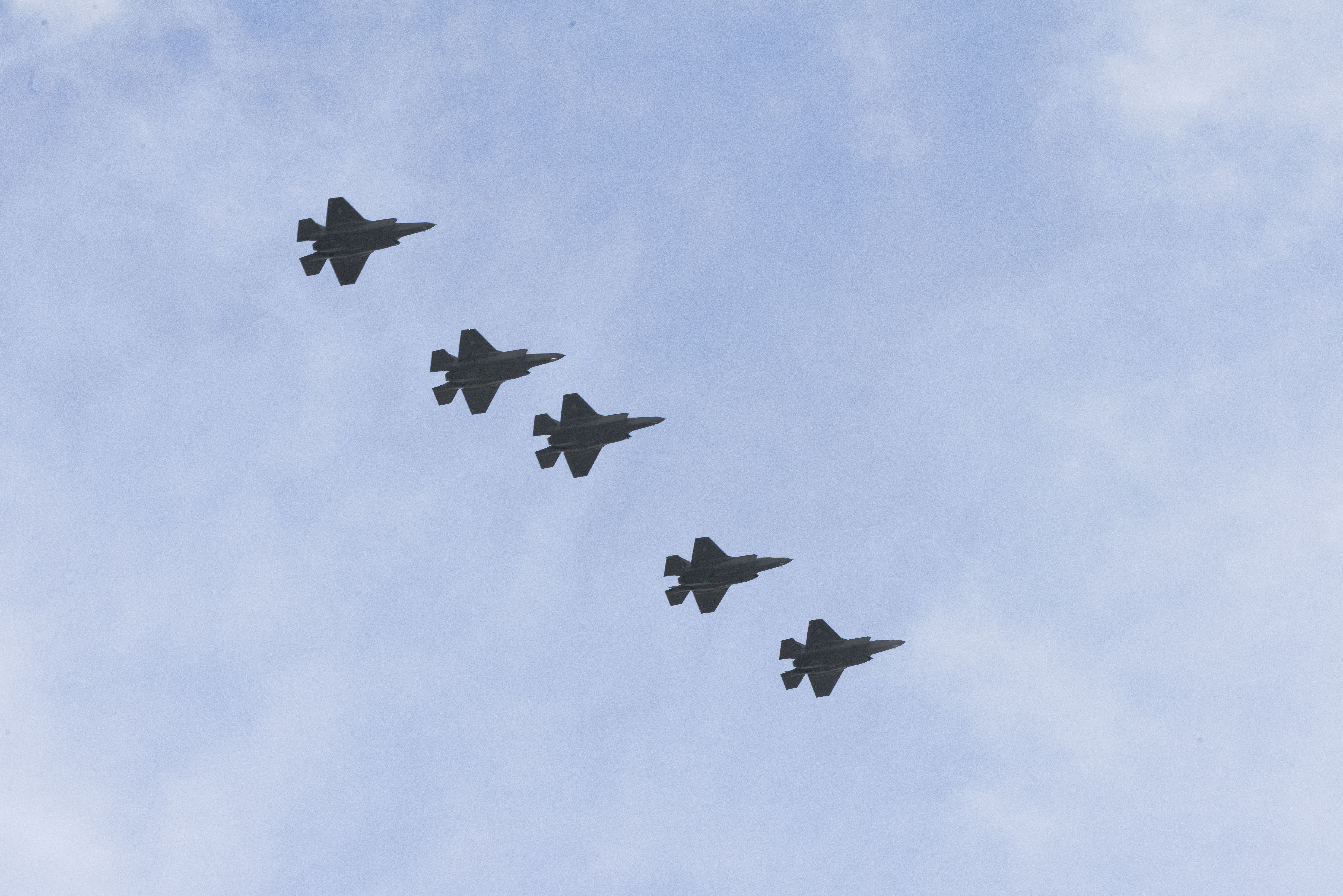 466.º Esquadrão de Caça: F-35A sobrevoam Andersen antes de aterrar