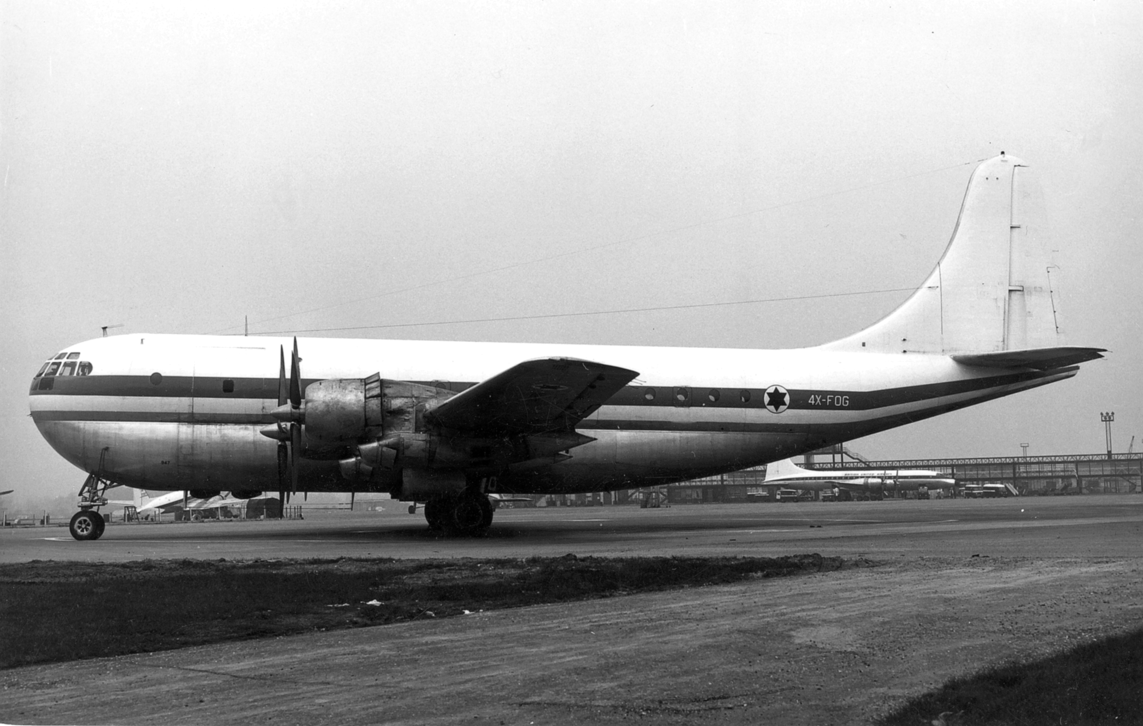 4X FOG, Boeing 377 Stratocruiser de l'armée de l'air israélienne, à Gatwick