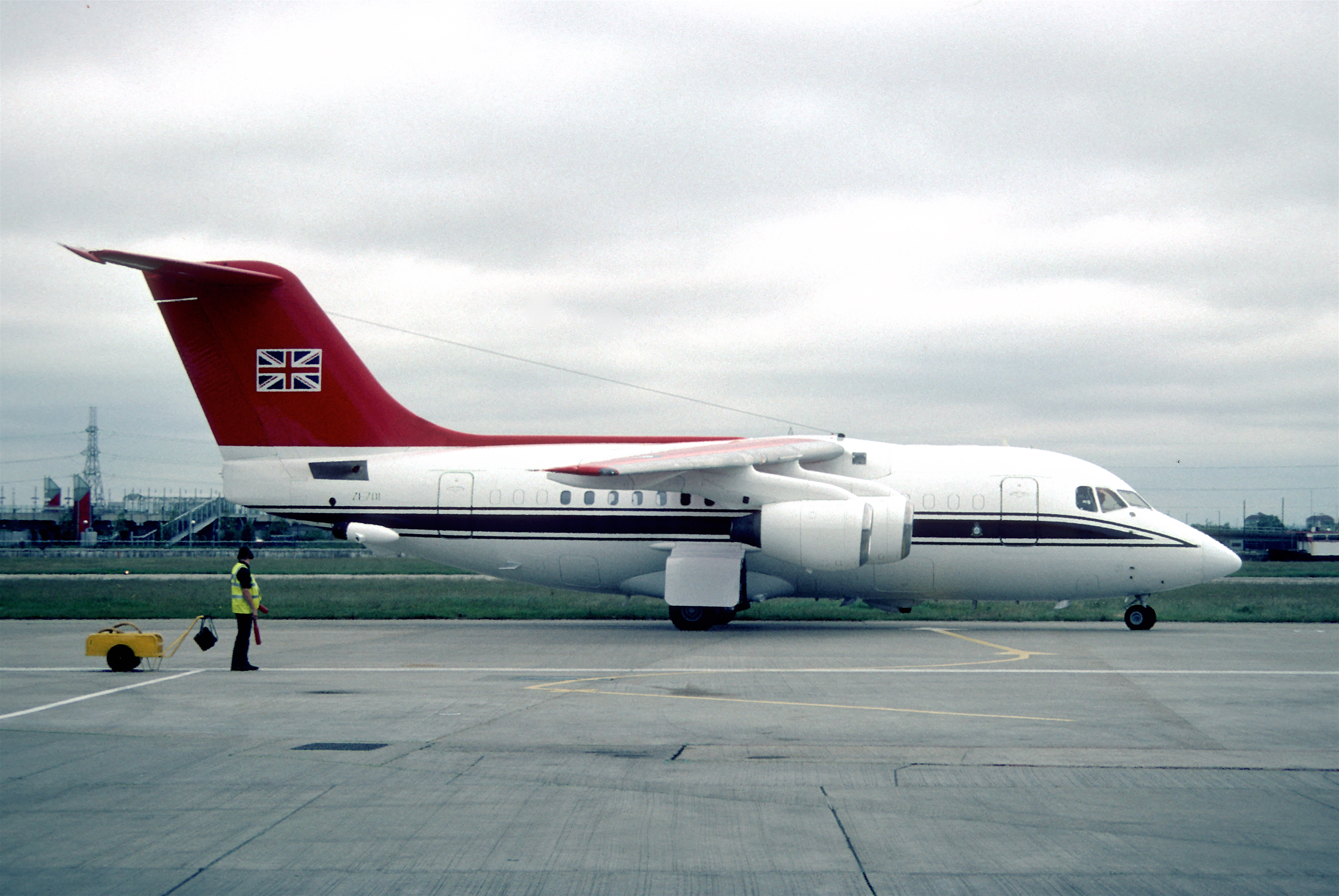 95aq - Royal Air Force Queens Flight BAe 146-C1; ZE701@LCY;01.06.2000
