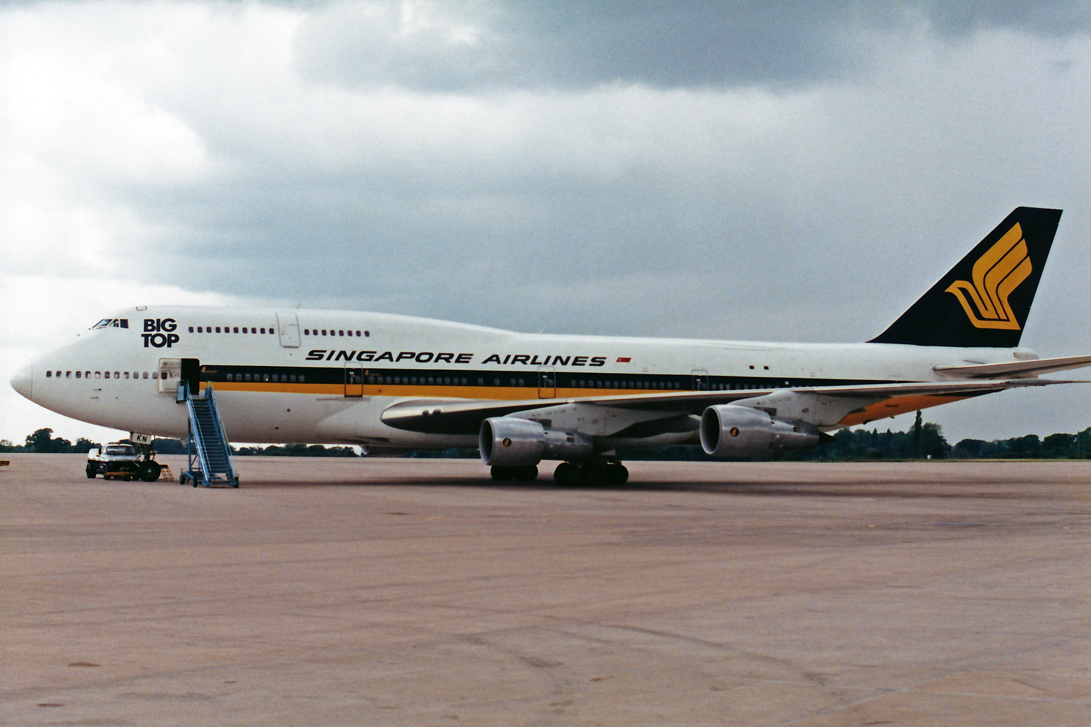 9V SKN 1 B747-312(SCD) Singapore Airlines MAN JUN88