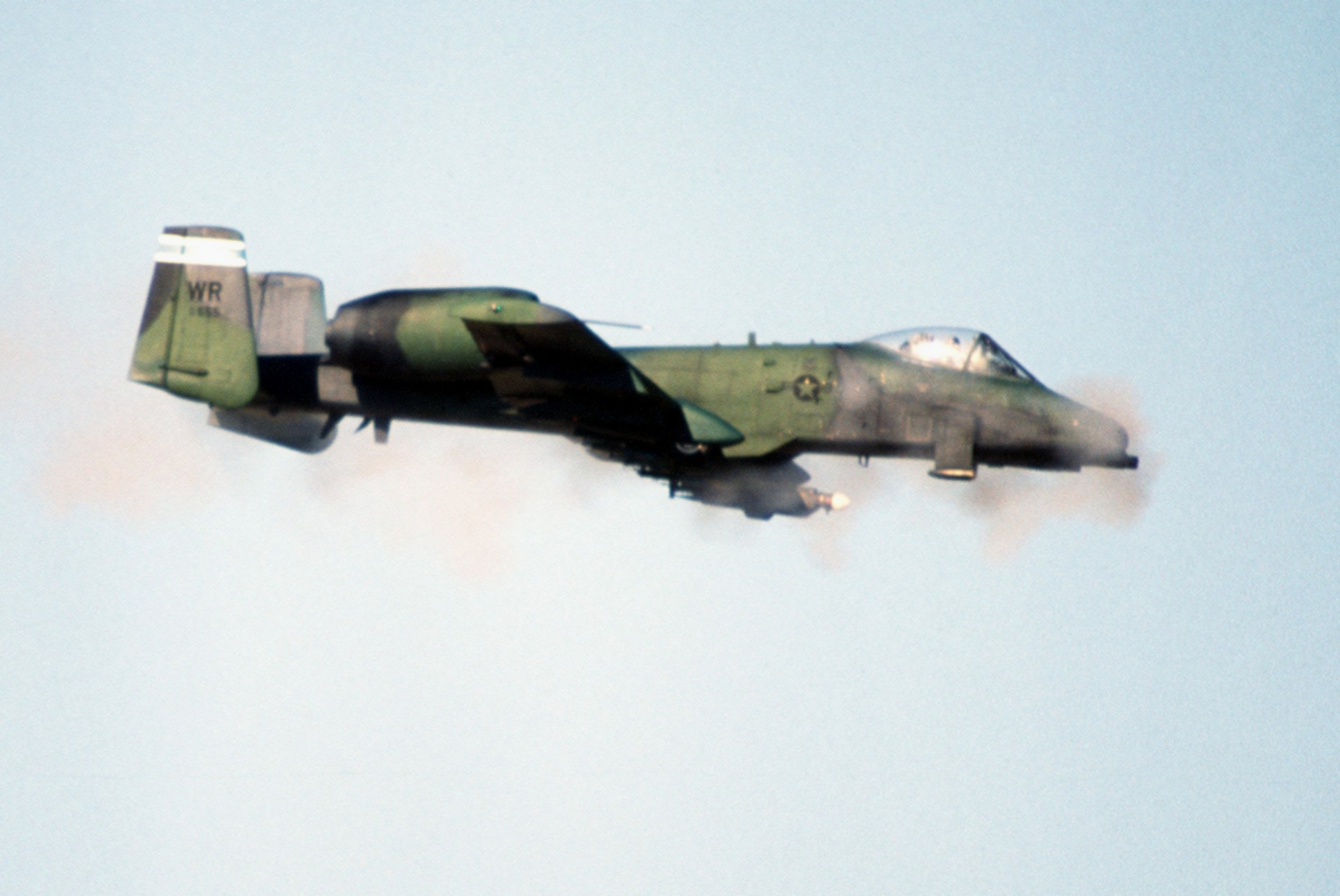 A-10A del 81.º TFW disparando el cañón, 1987