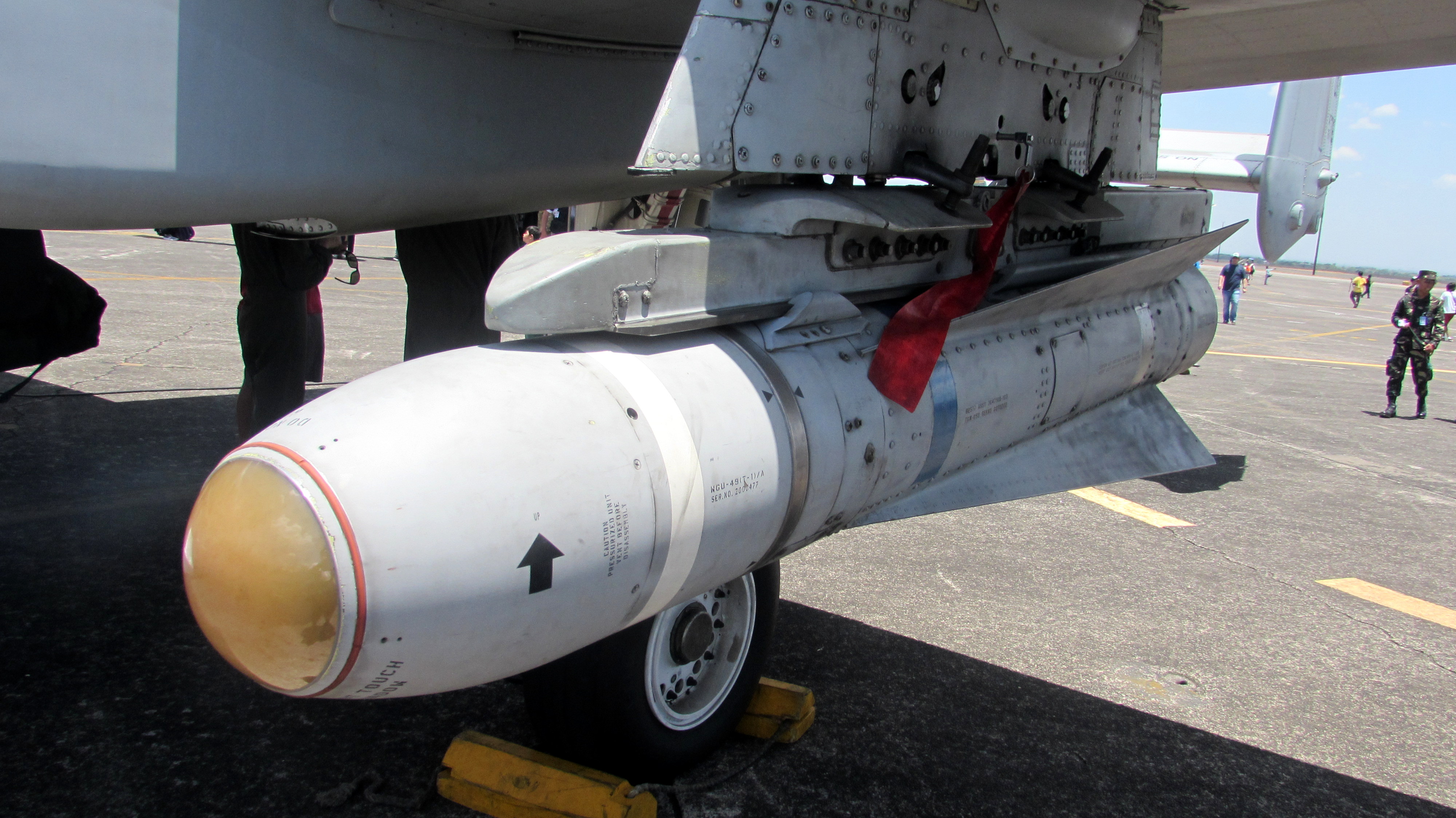 A-10 Thunderbolt II con un misil Maverick inerte cargado, ejercicio Balikatan 2016