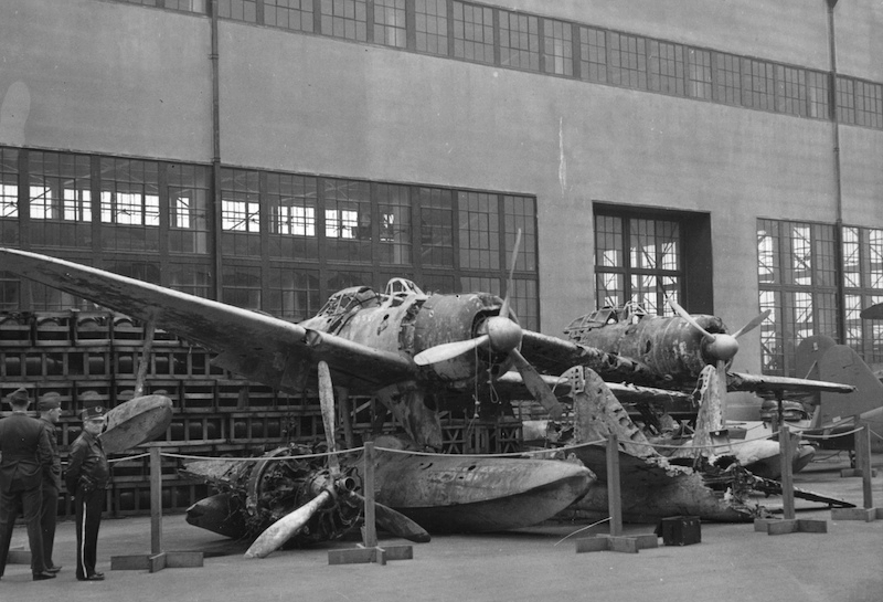 Relitti di A6M2-N Rufe a NAS Alameda, 1943