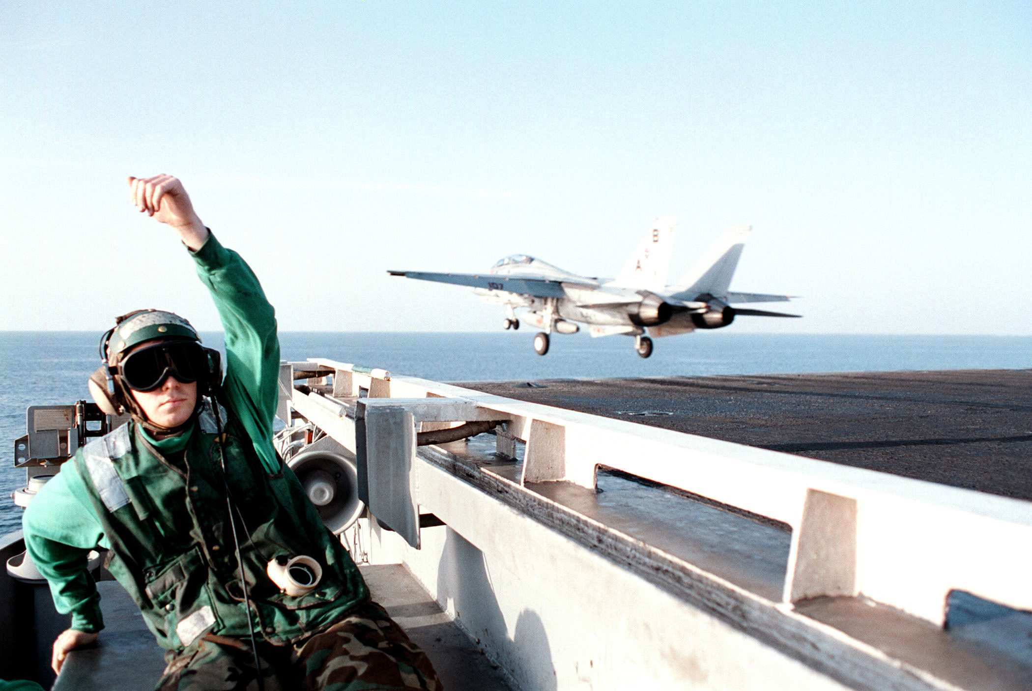 El AMN Brian Nesteby hace un gesto de aprobación tras el lanzamiento exitoso de un F-14B Tomcat asignado al Escuadrón de Caza 102 (VF-102) a bordo del