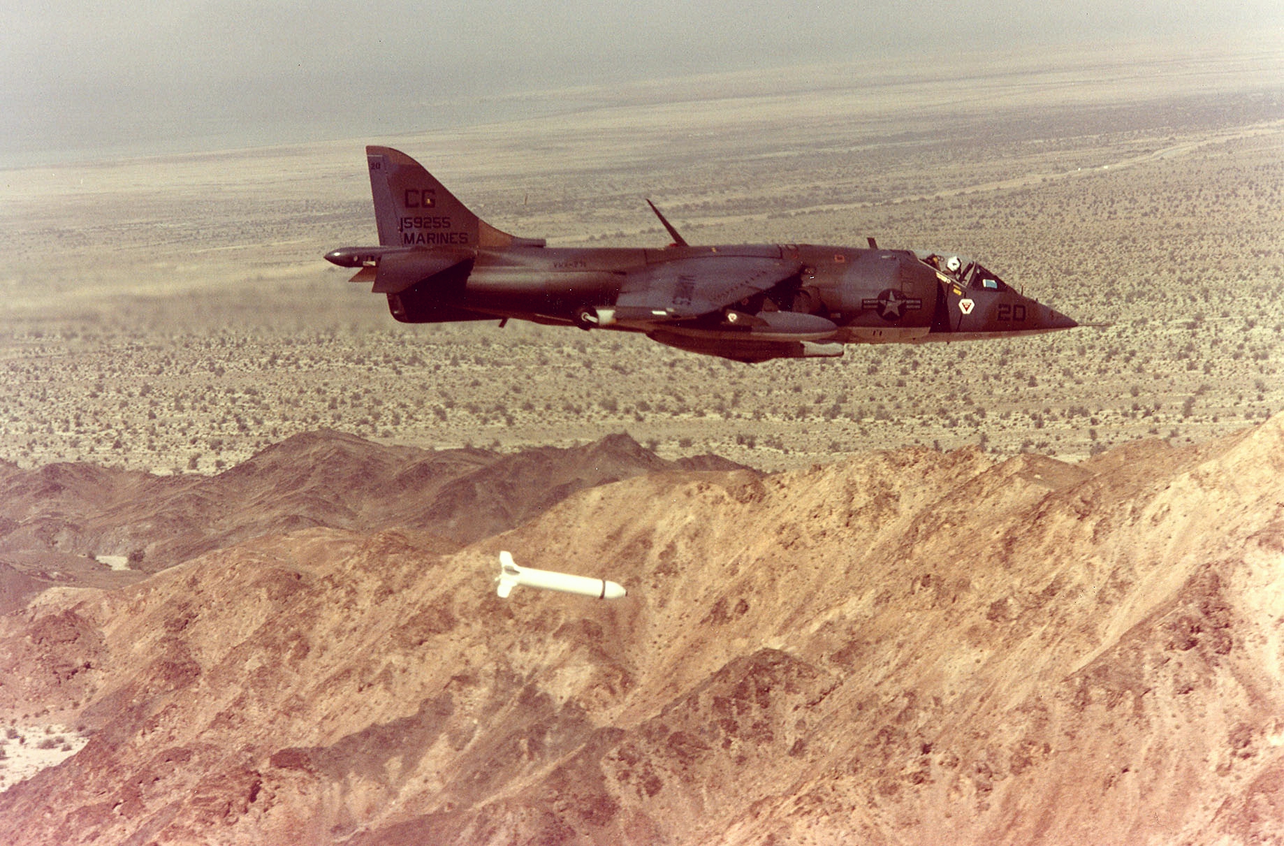 Harrier AV-8A del VMA-231 sgancia una bomba Rockeye, 1979