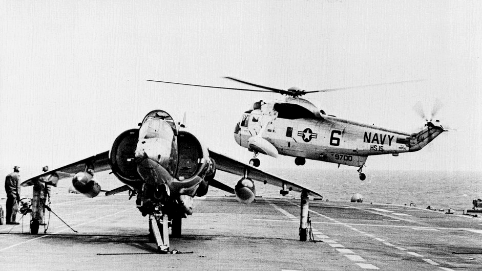AV-8A Harrier des VMA-513 und SH-3A des HS-15 auf der USS Guam (LPH-9), ca. 1972