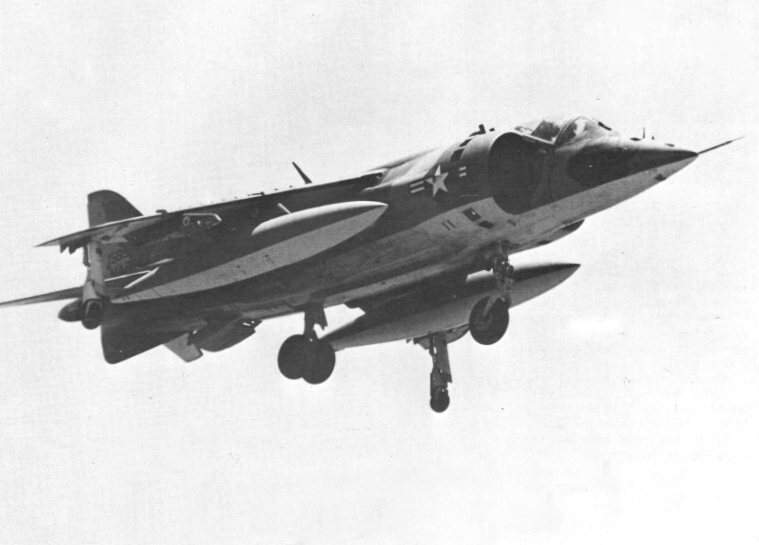 Harrier AV-8A do VMA-513 em voo estacionário, 1974