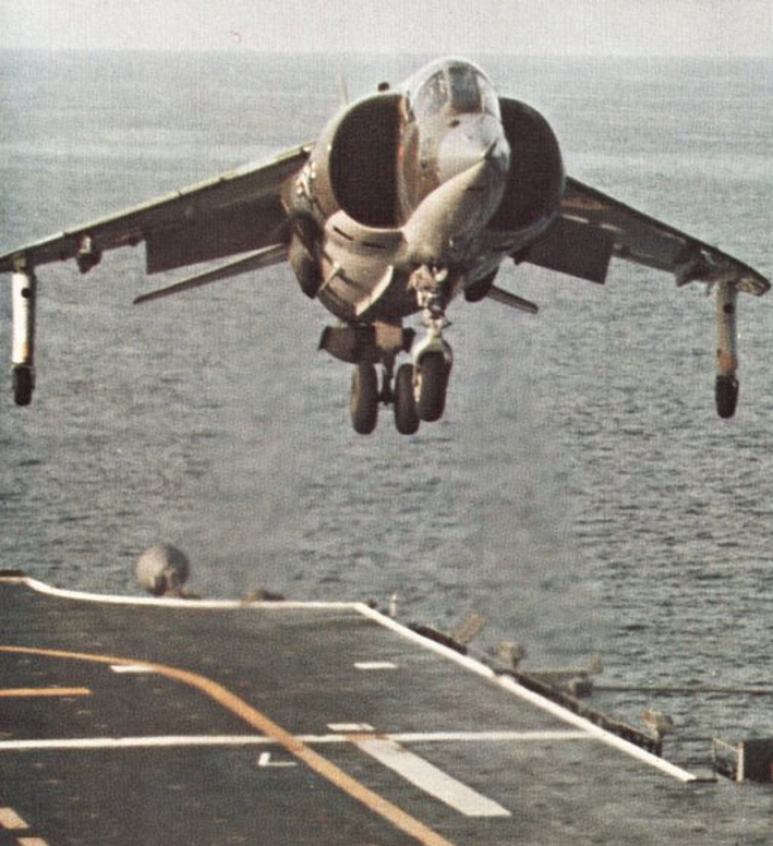 Harrier AV-8A do VMA-513 pousa no USS Guam (LPH-9), c. 1972