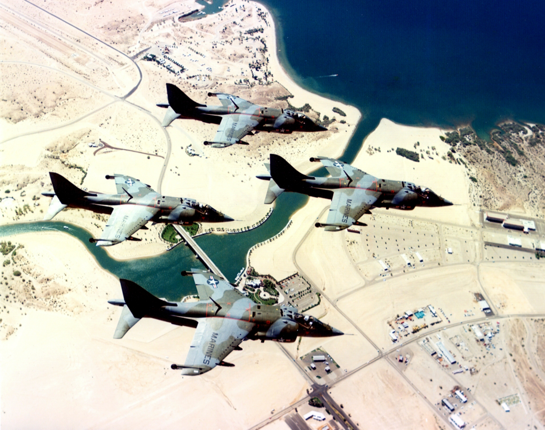 Harrier AV-8A del VMA-513 in volo vicino a MCAS Yuma, 1975