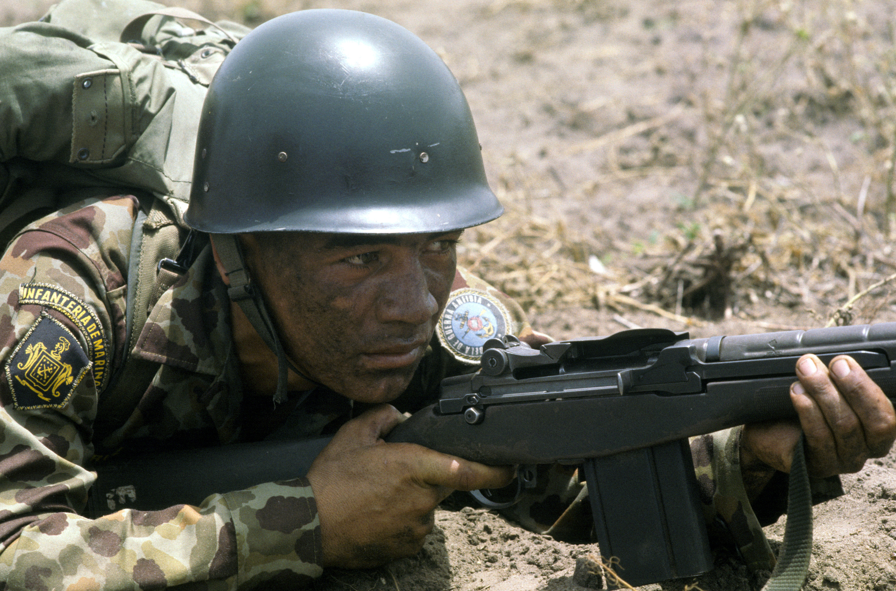 Un marine colombiano armato di un fucile M14 partecipa all'esercitazione congiunta di controinsurrezione USA-Colombia FUERZAS UNITAS '85