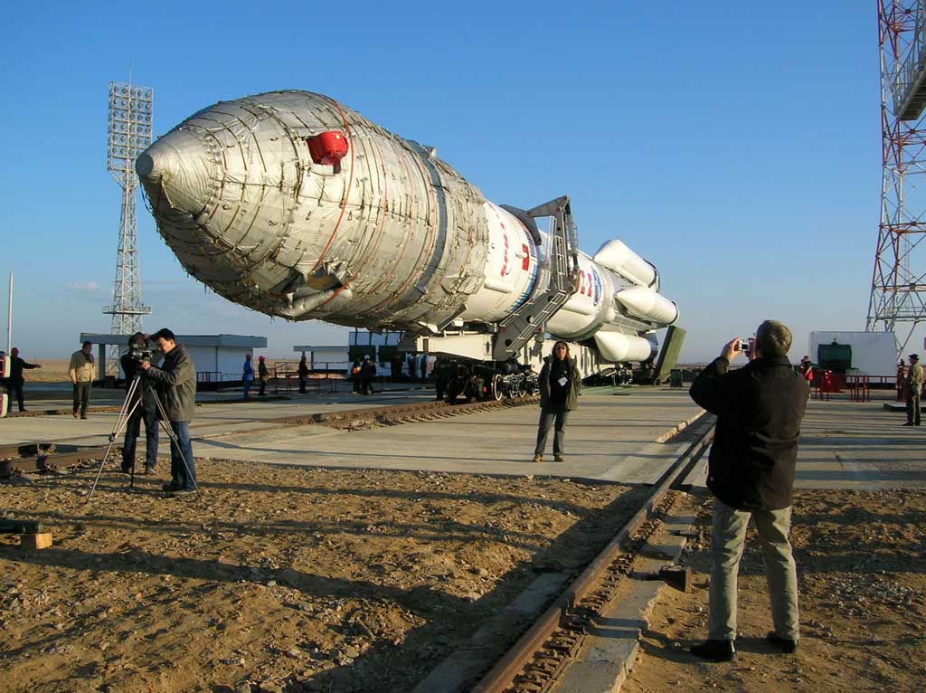 Um veículo lançador Proton-M a chegar à plataforma de lançamento por caminho de ferro