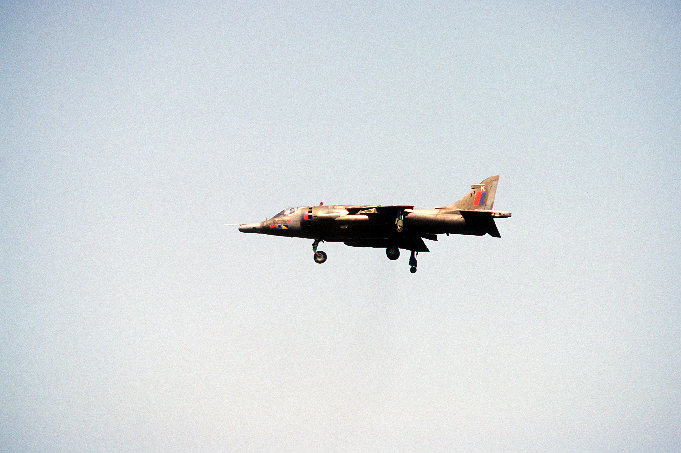 Un Harrier GR. Mark 3 della Royal Air Force in volo stazionario con carrello abbassato durante l'Air Fete '84 - DPLA - 0a3c35141 fec64c85 bec5d13b73c9727
