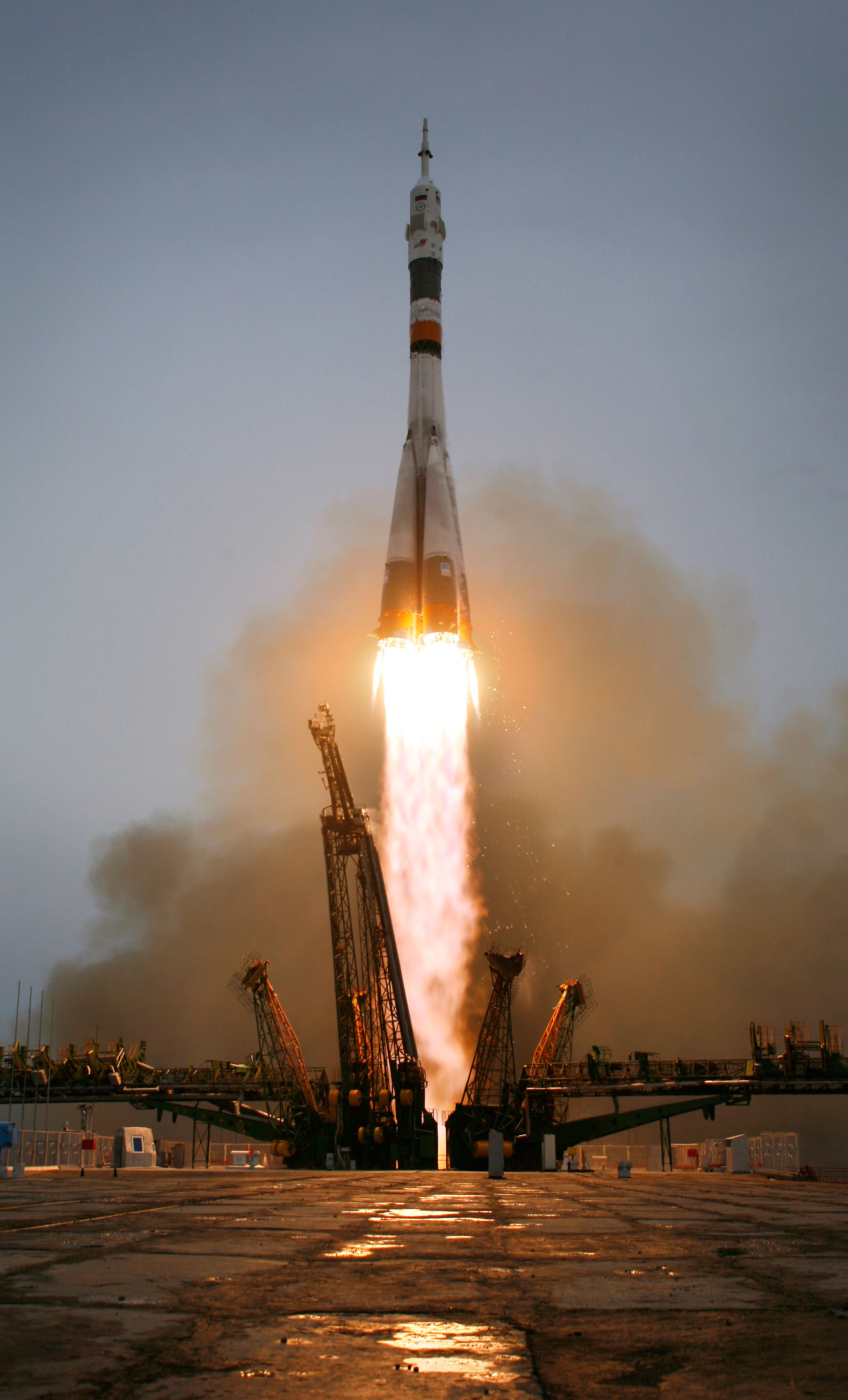 A Soyuz-FG lifts off from Baikonur with Soyuz TMA-14