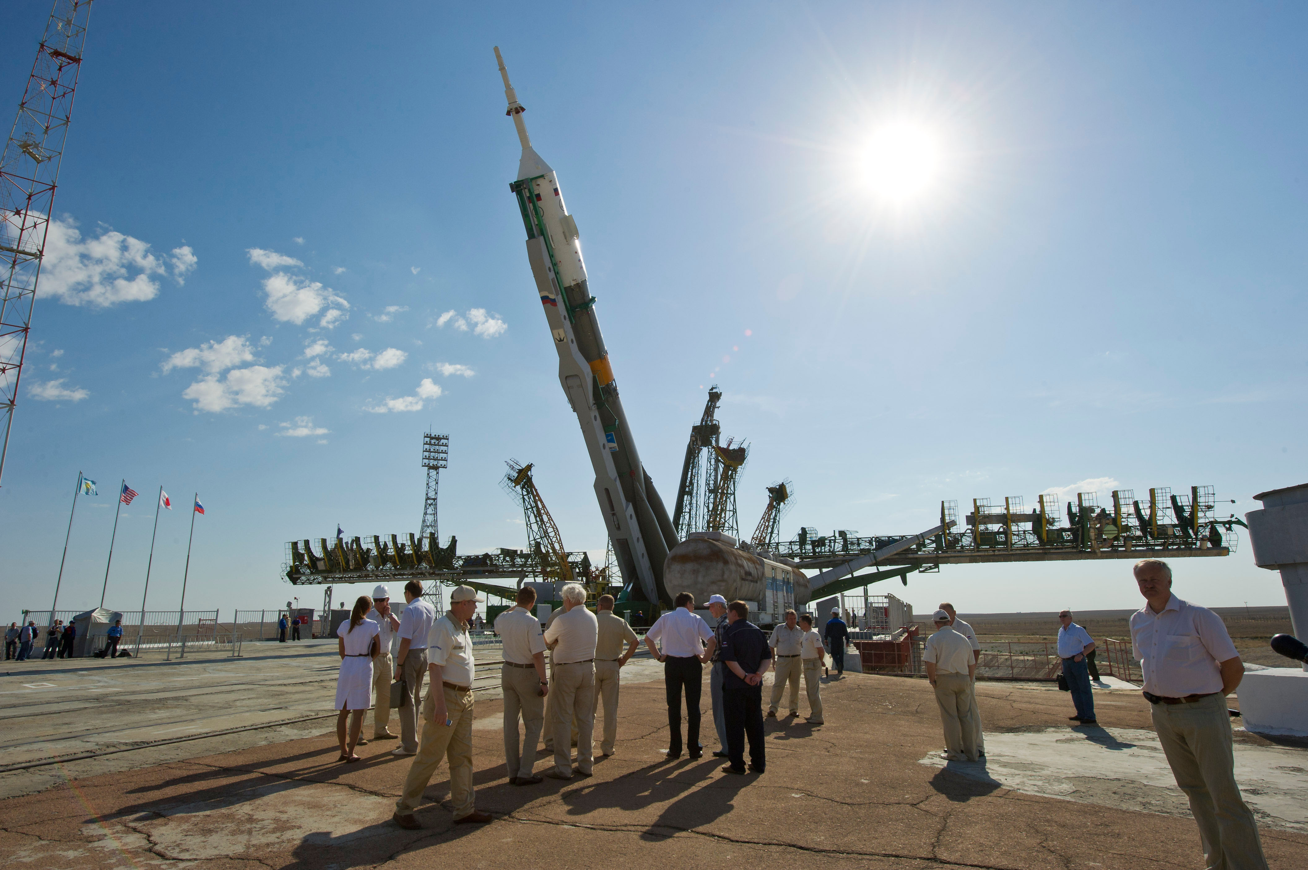 Un lanzador Soyuz izado a la vertical en la rampa