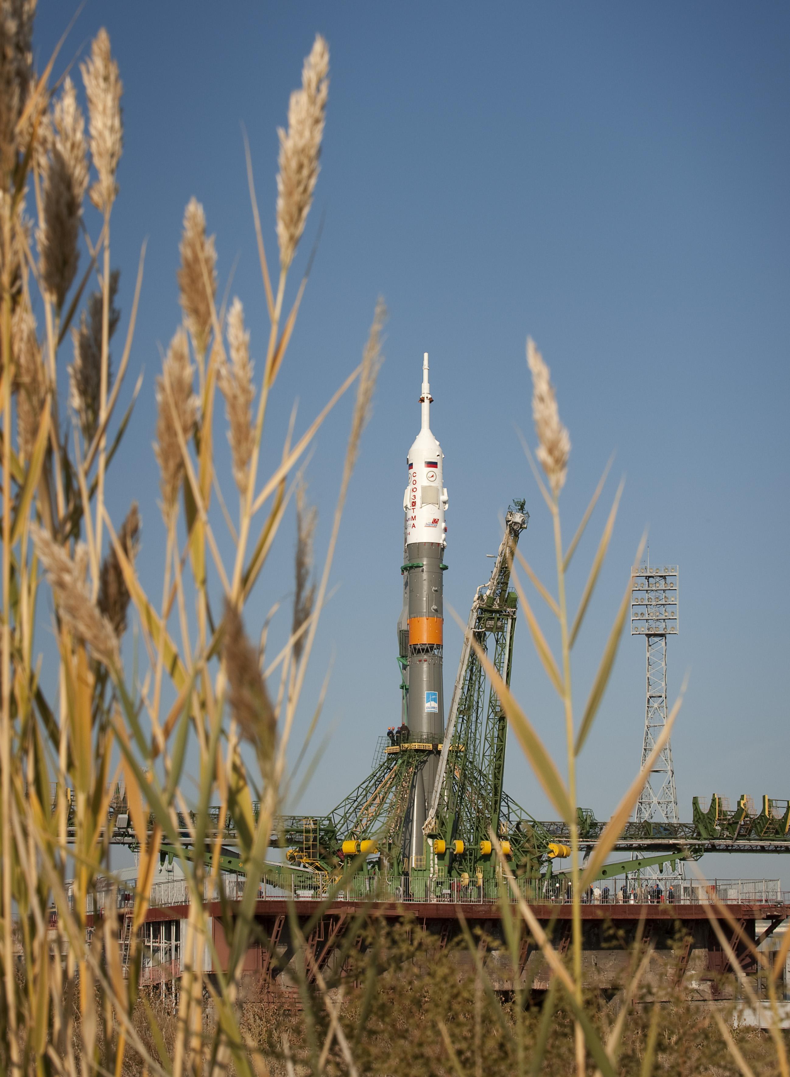 Um lançador Soyuz erguido na rampa de Baikonur