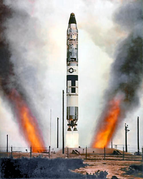 Un ICBM LGM-25C Titan II de l'armée de l'air des États-Unis lors d'un lancement d'essai depuis son silo