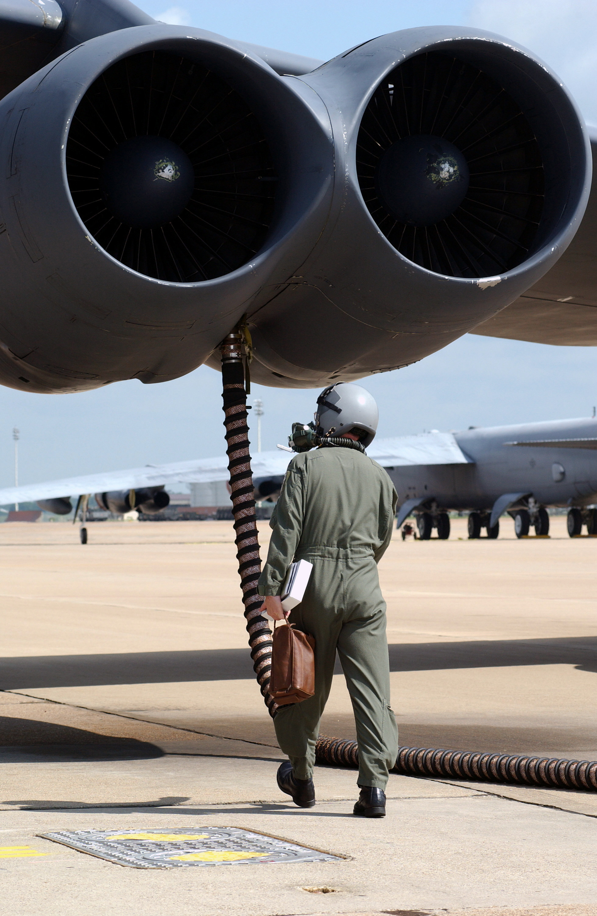 Un tripulante de un bombardero B-52H Stratofortress de la Fuerza Aérea de EE. UU. (USAF) asignado al 2.º Ala de Bombardeo (BW), Bark