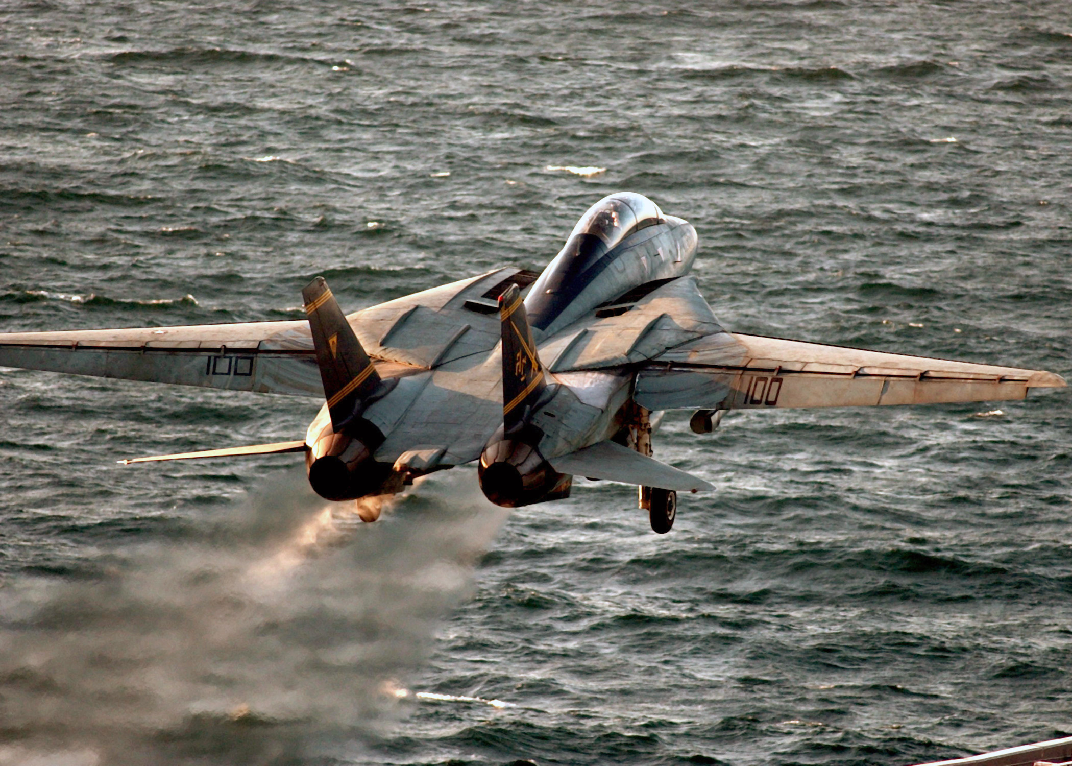 Un aeromobile F-14B Tomcat della Marina statunitense (USN) assegnato allo Squadrone da caccia Three Two (VF-32) decolla dal ponte di volo della portaerei classe Nimitz della USN