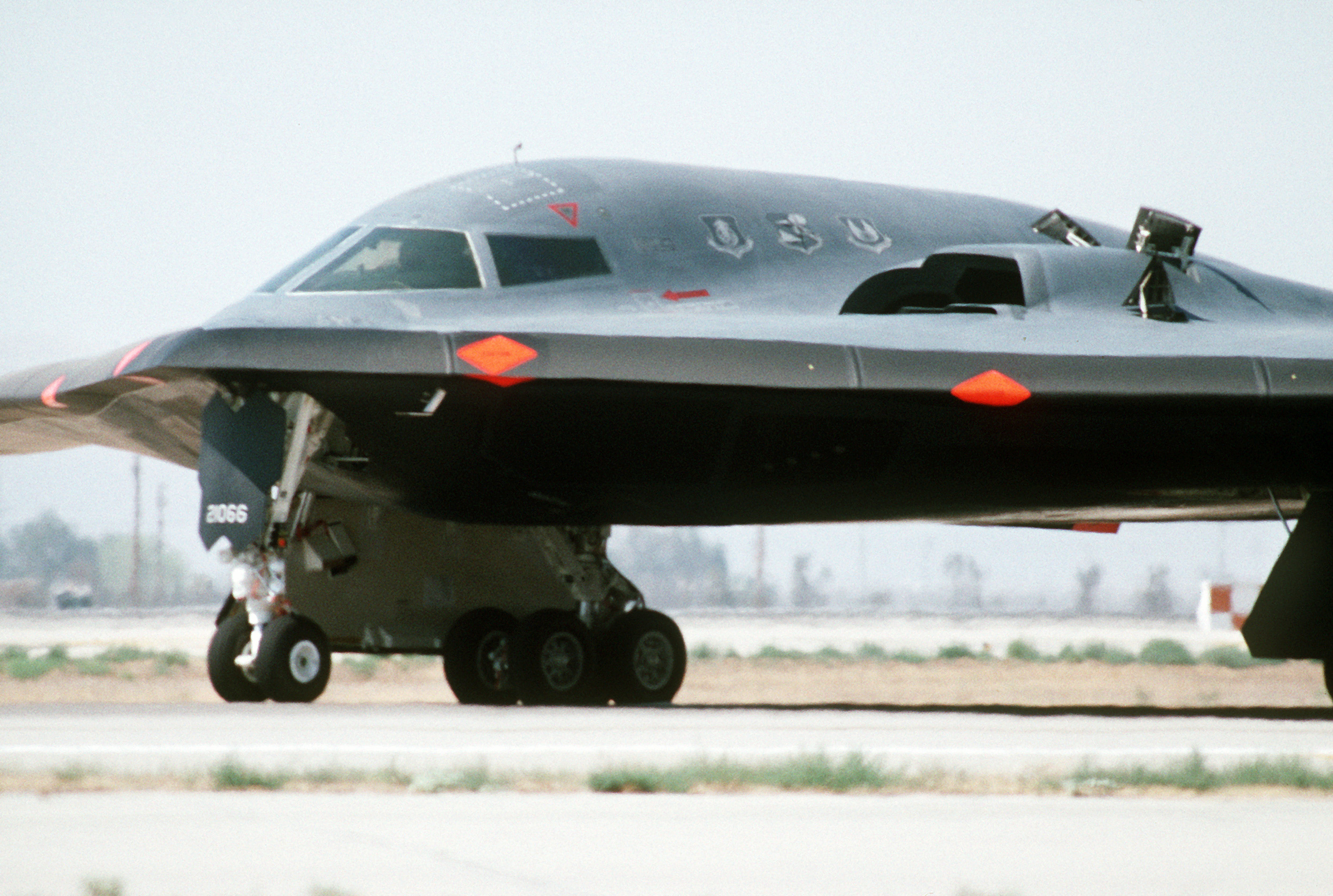 Vista laterale sinistra della parte anteriore di un bombardiere B-2 a tecnologia avanzata mentre si prepara per il suo primo volo, presso l'Air Force Flight Test Center DF ST-90-07390