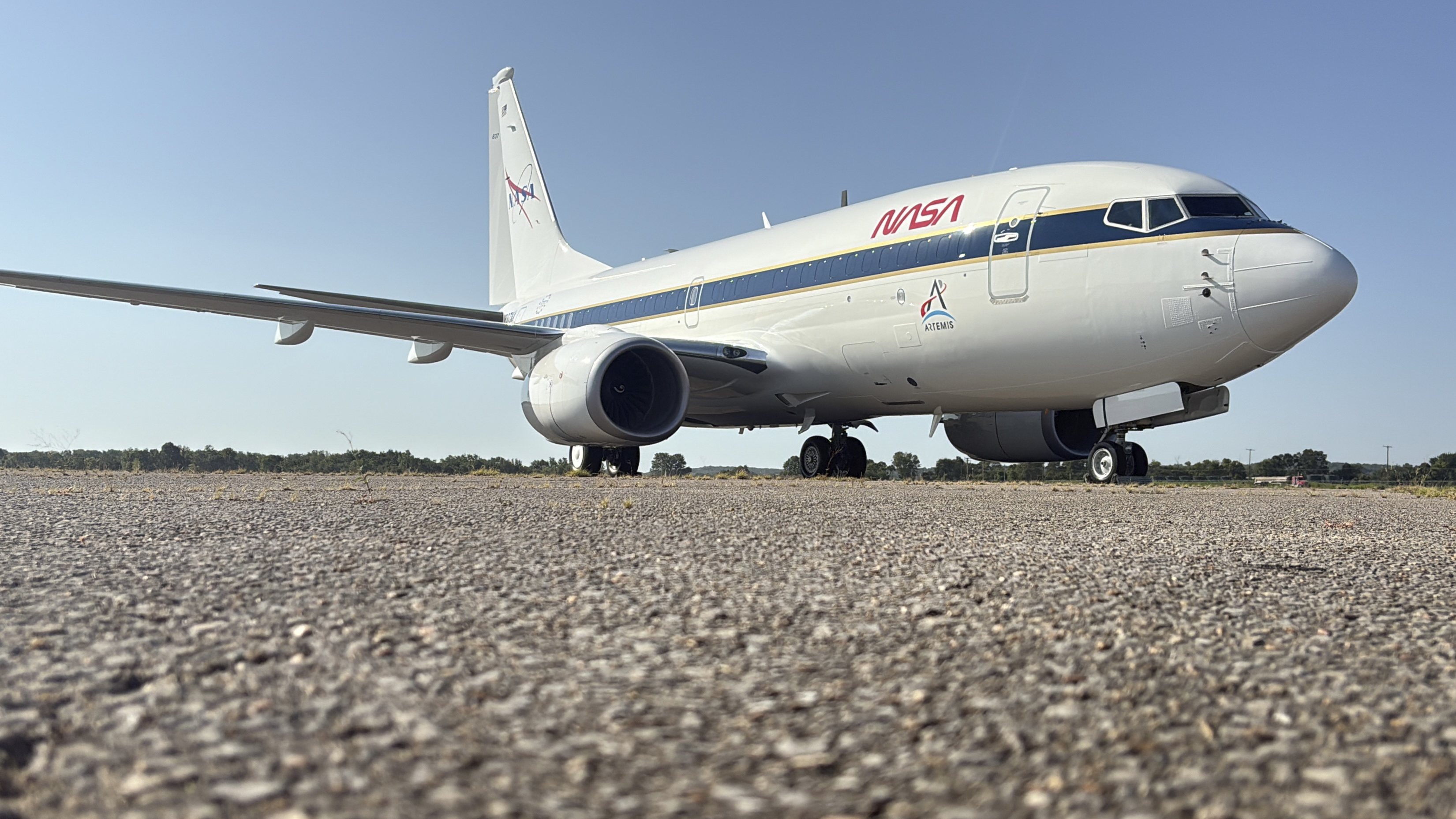 Un aereo 737 della NASA appena verniciato si trova su una rampa in Oklahoma giovedì 13 agosto 2026 (la NASA svela la nuova livrea del suo 737)