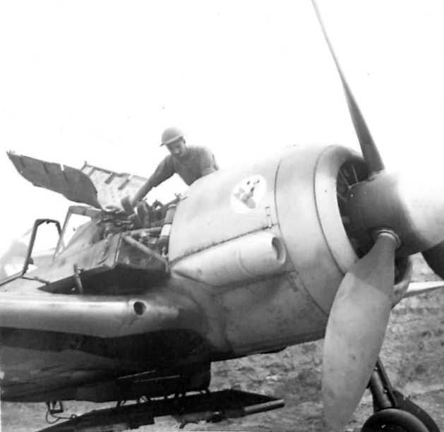 Focke Wulf Fw 190A alemão abandonado no aeródromo de Bizerta-Sidi Ahmed, Tunísia, 8 de maio de 1943 (NA 2739)