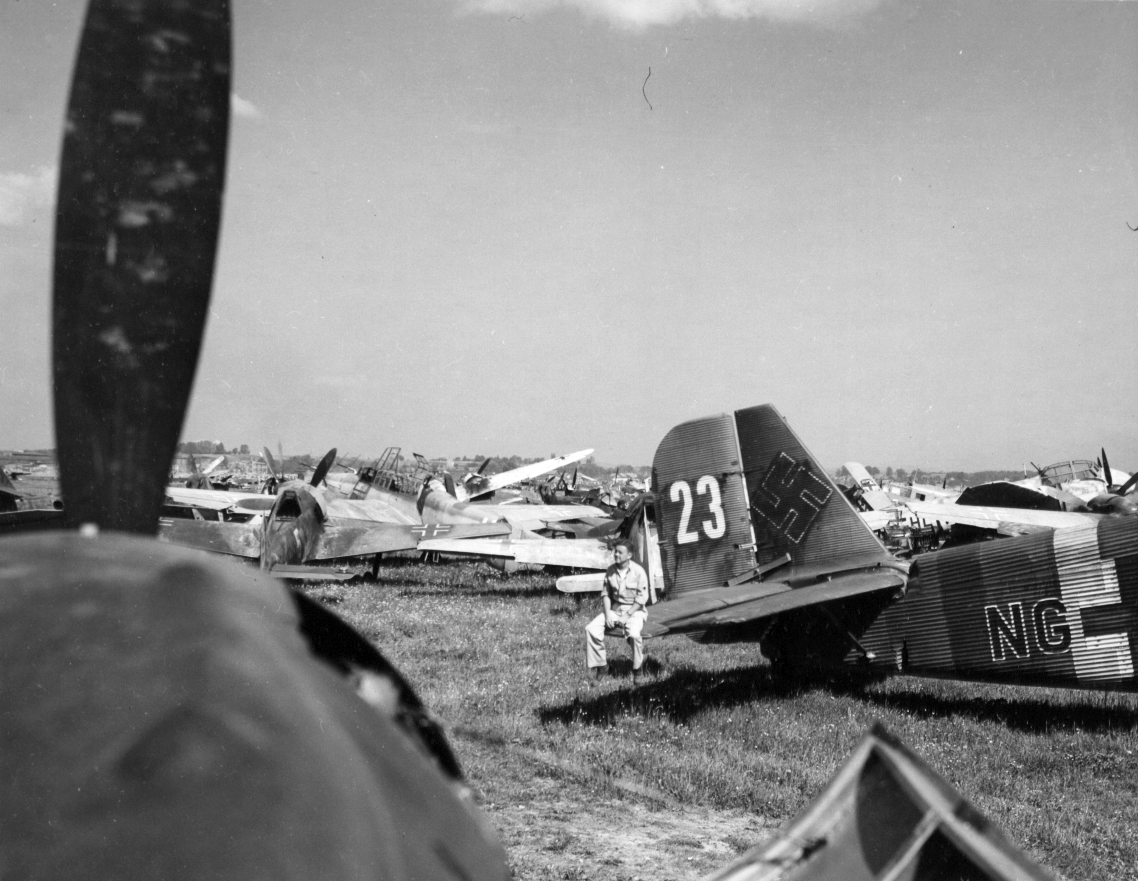 Aerei tedeschi abbandonati sull'aeroporto di Bad Aibling, Germania, maggio 1945 (342 FH-3A20773 57932AC)