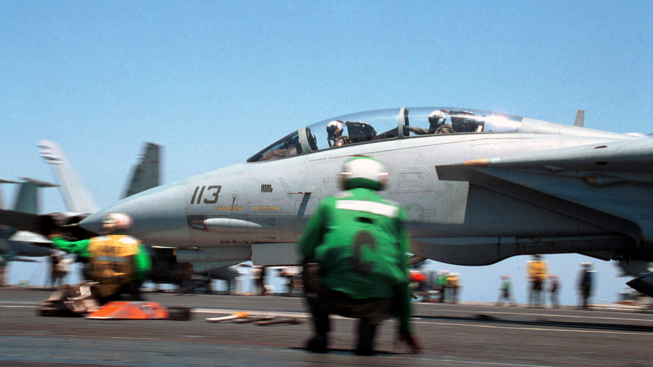 A bordo della USS GEORGE WASHINGTON (CVN 73), un F-14B Tomcat assegnato ai "Jolly Rogers" dello Squadrone da caccia One Zero Three (VF-103), dec
