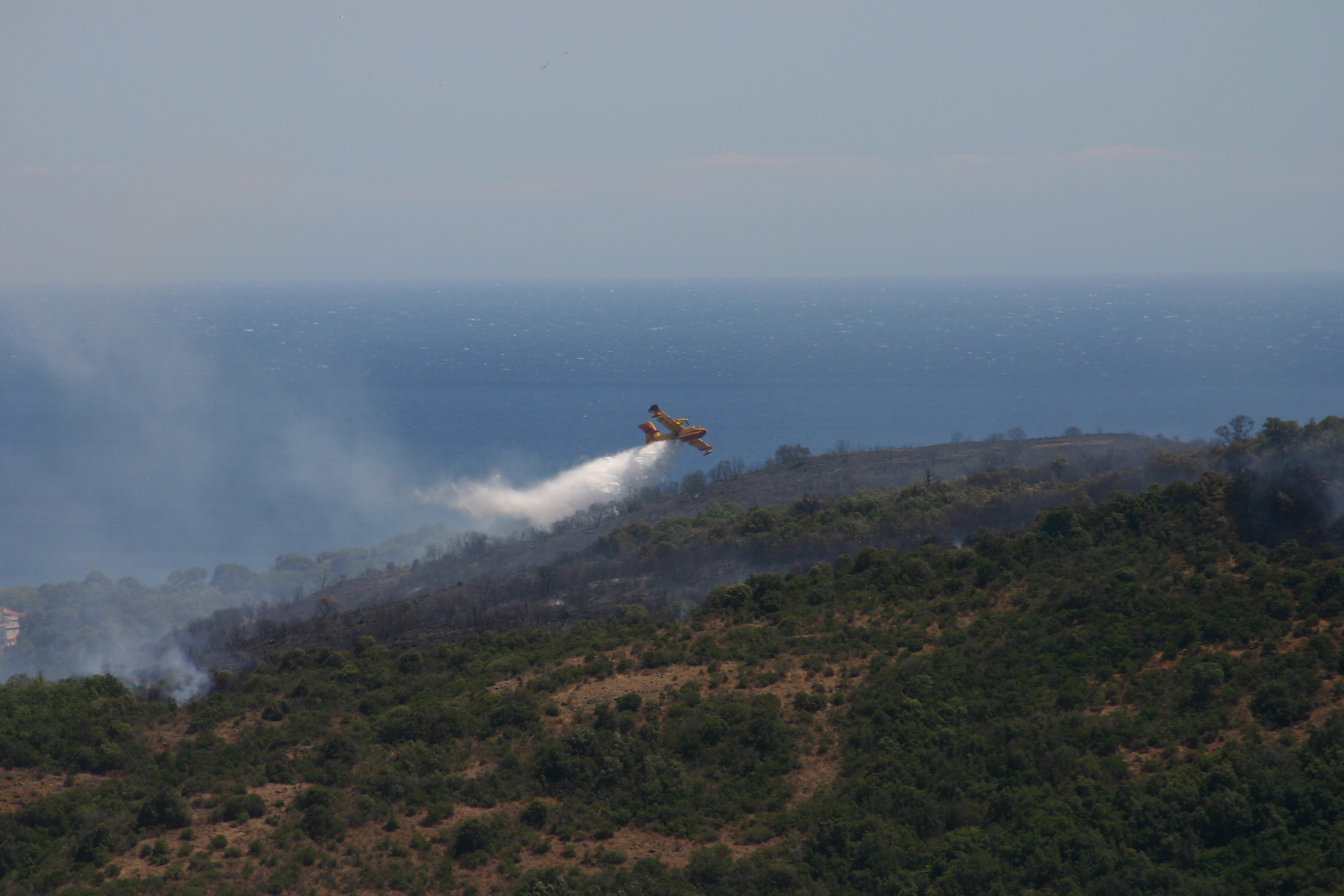 Extinción aérea de incendios en Villeneuve-Loubet