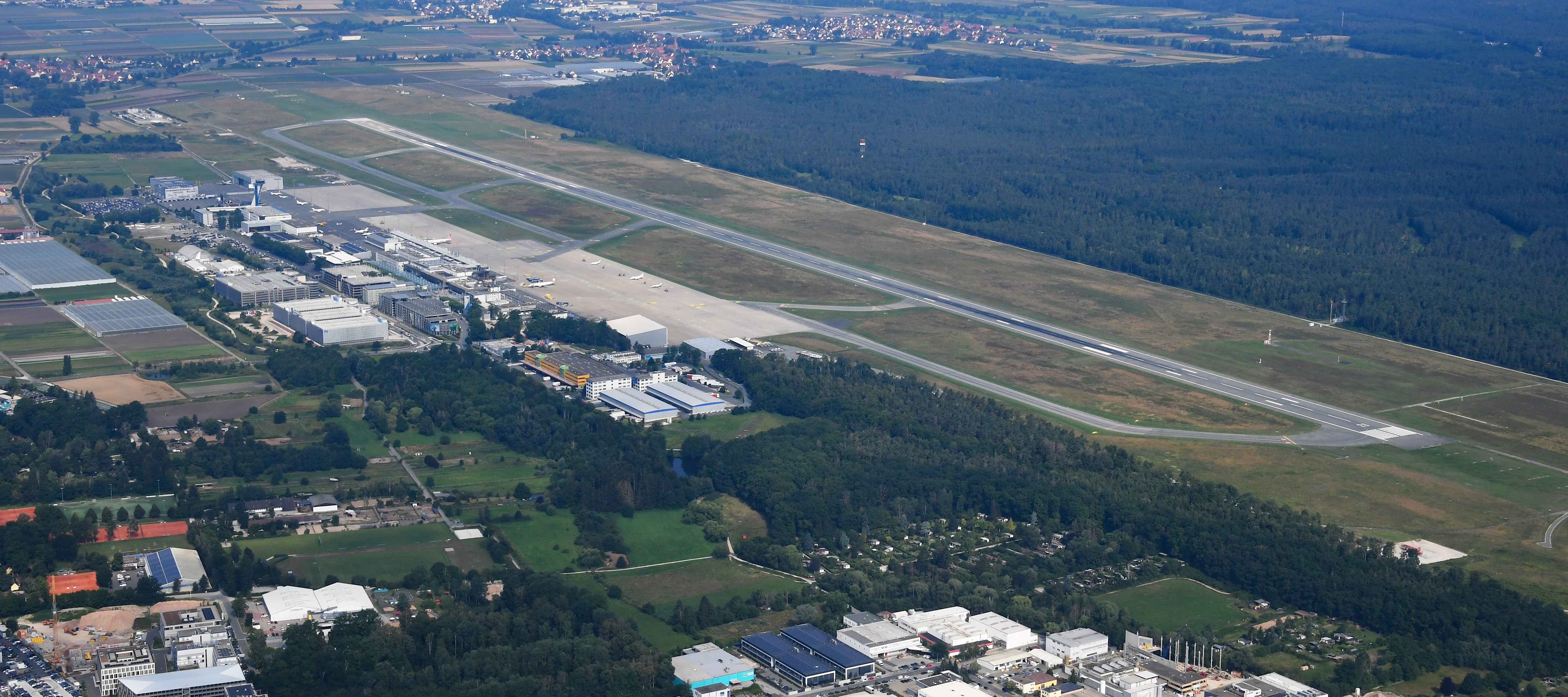 Luftbild des Flughafens Nürnberg