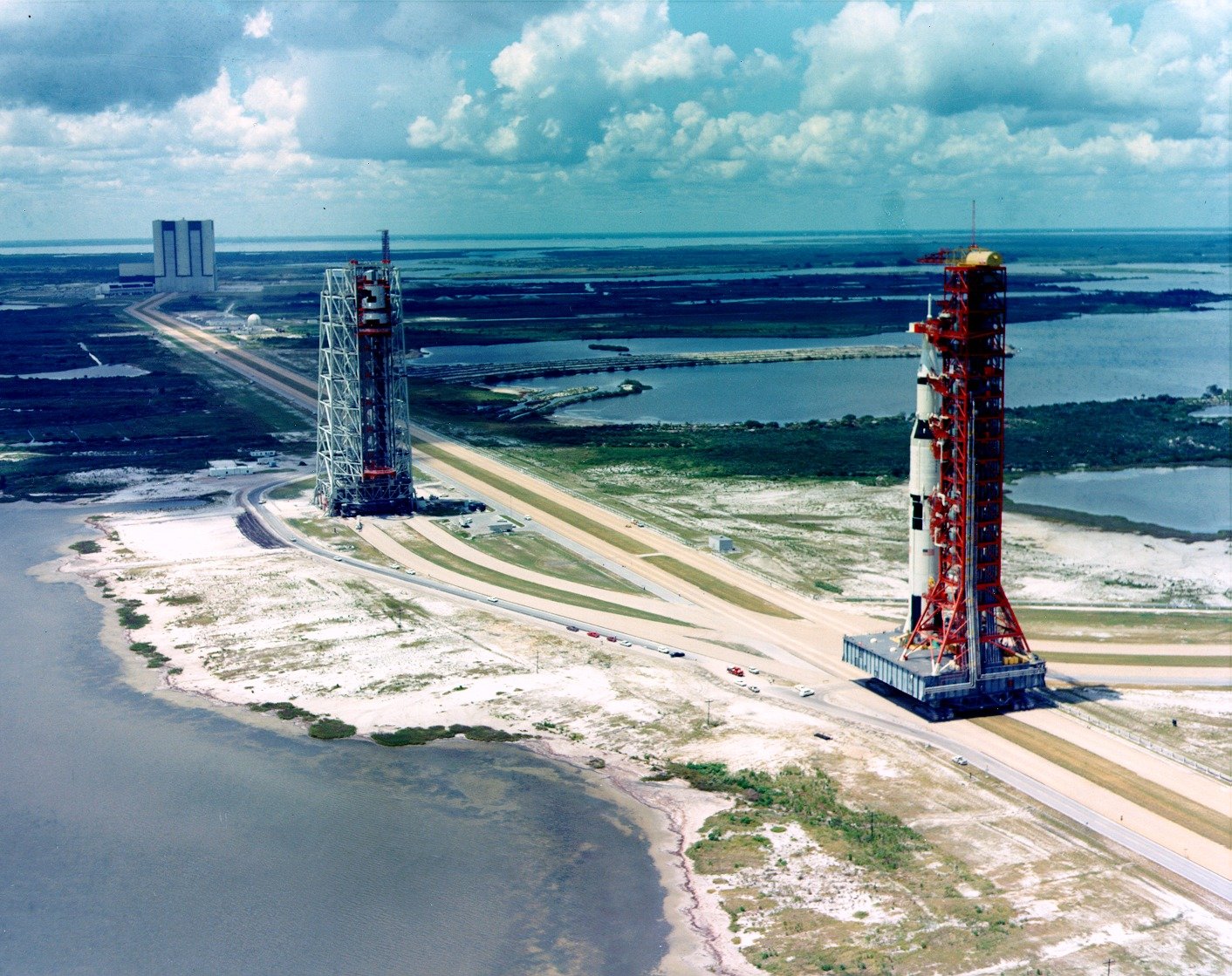 Vista aérea del traslado de Apollo 4 a la plataforma de lanzamiento