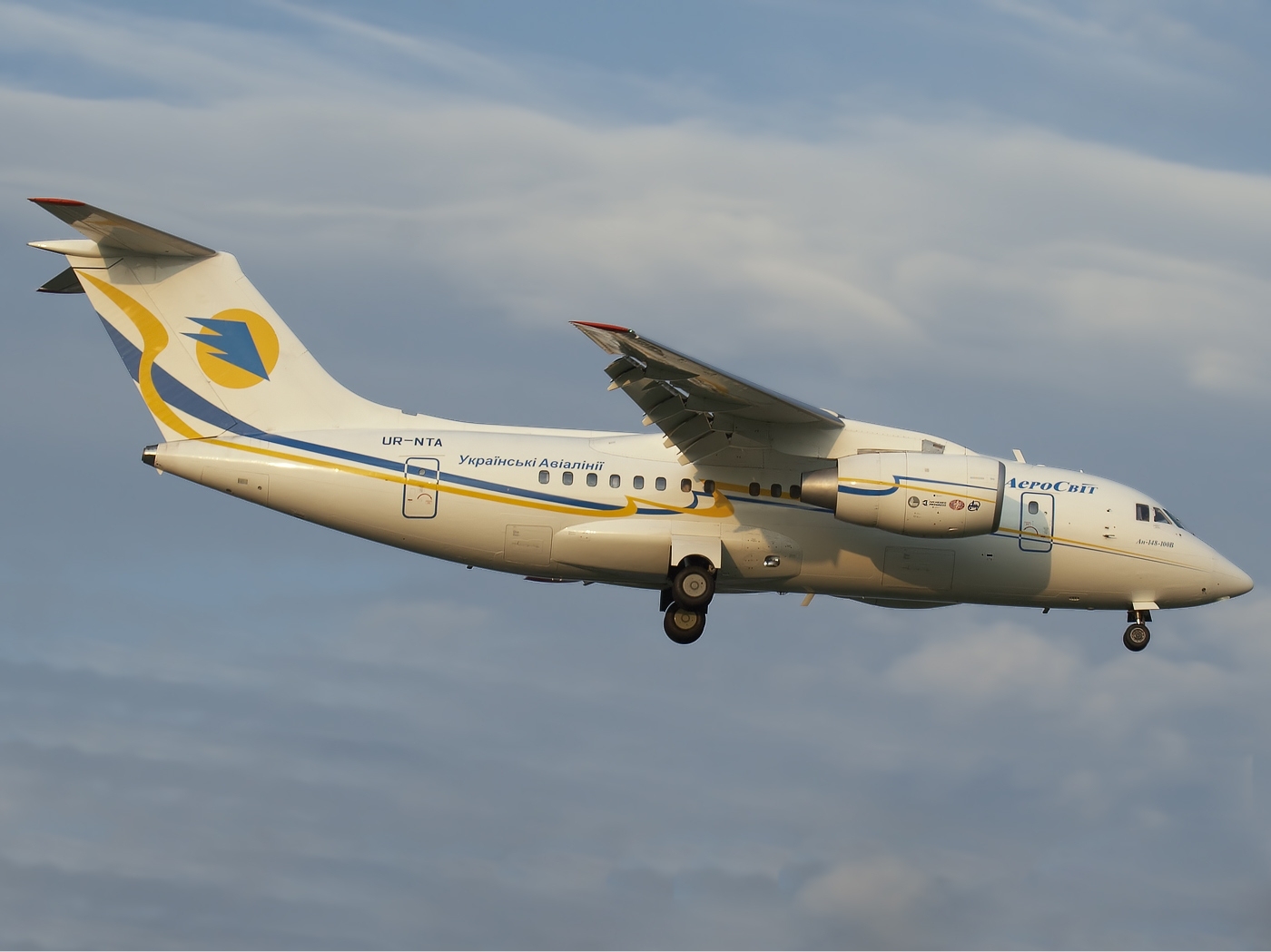 Aerosvit Antonov An-148-100V Karpezo-1