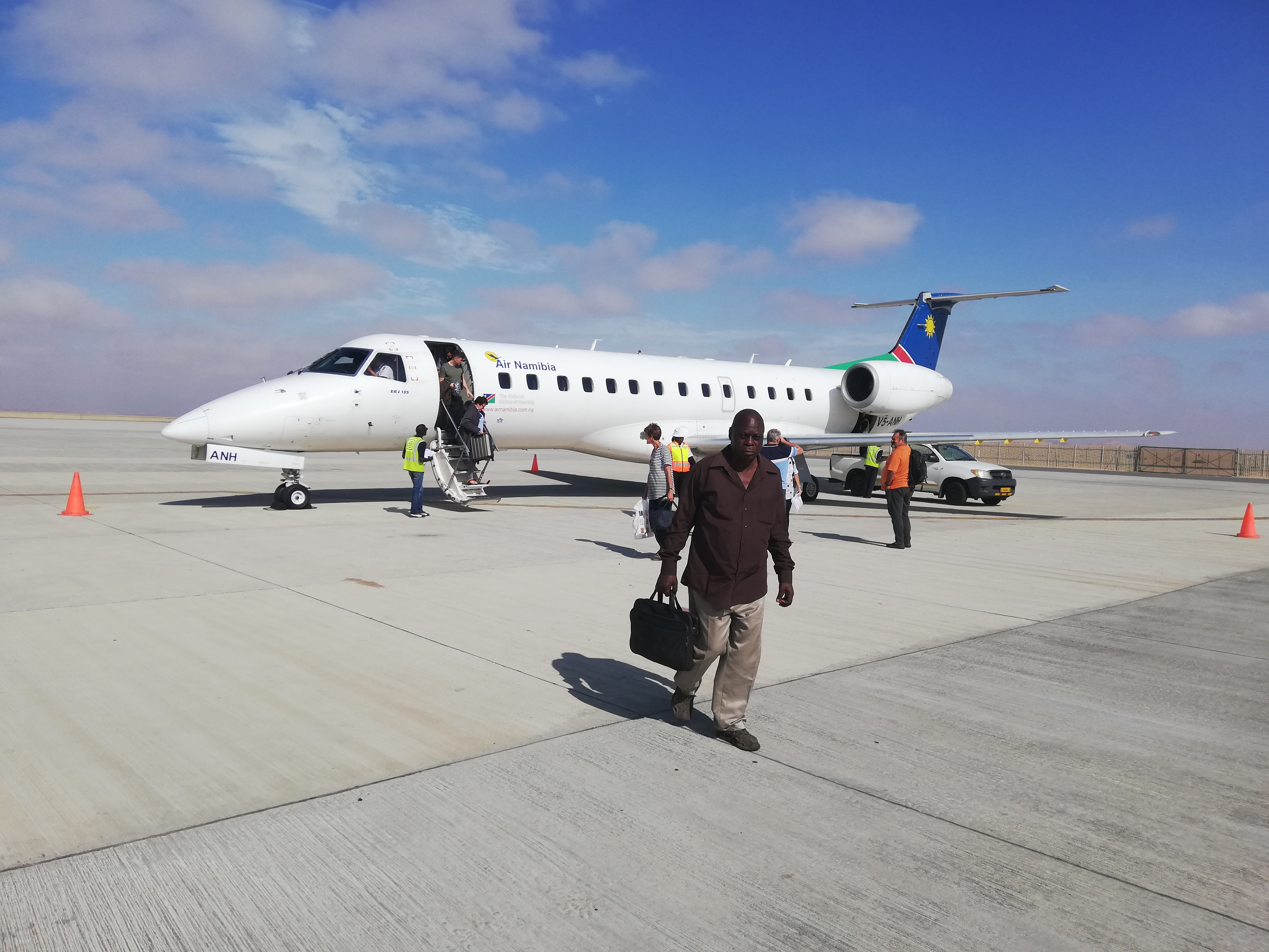 Aeronave de Air Namibia desembarcando en el aeropuerto de Walvis Bay