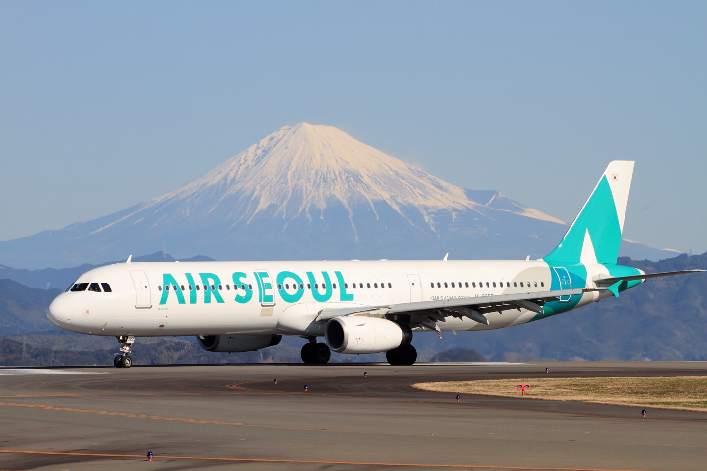 Air Seoul A321-231 (HL8255) taxiing at Shizuoka Airport in 2017