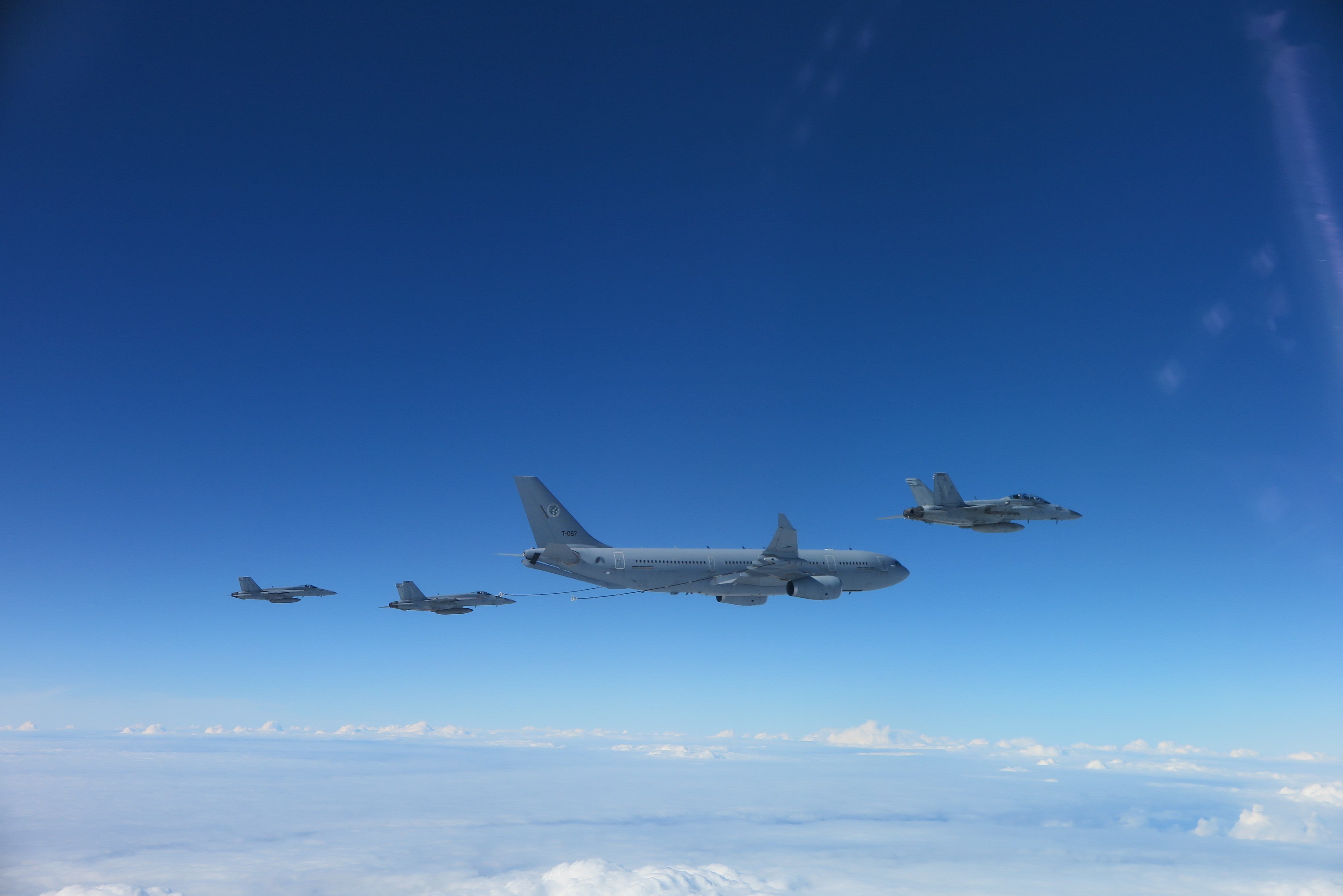 Airbus A330 MRTT de la Flota Multinacional MRTT, reabasteciendo sobre Rumanía, 14 de octubre de 2022