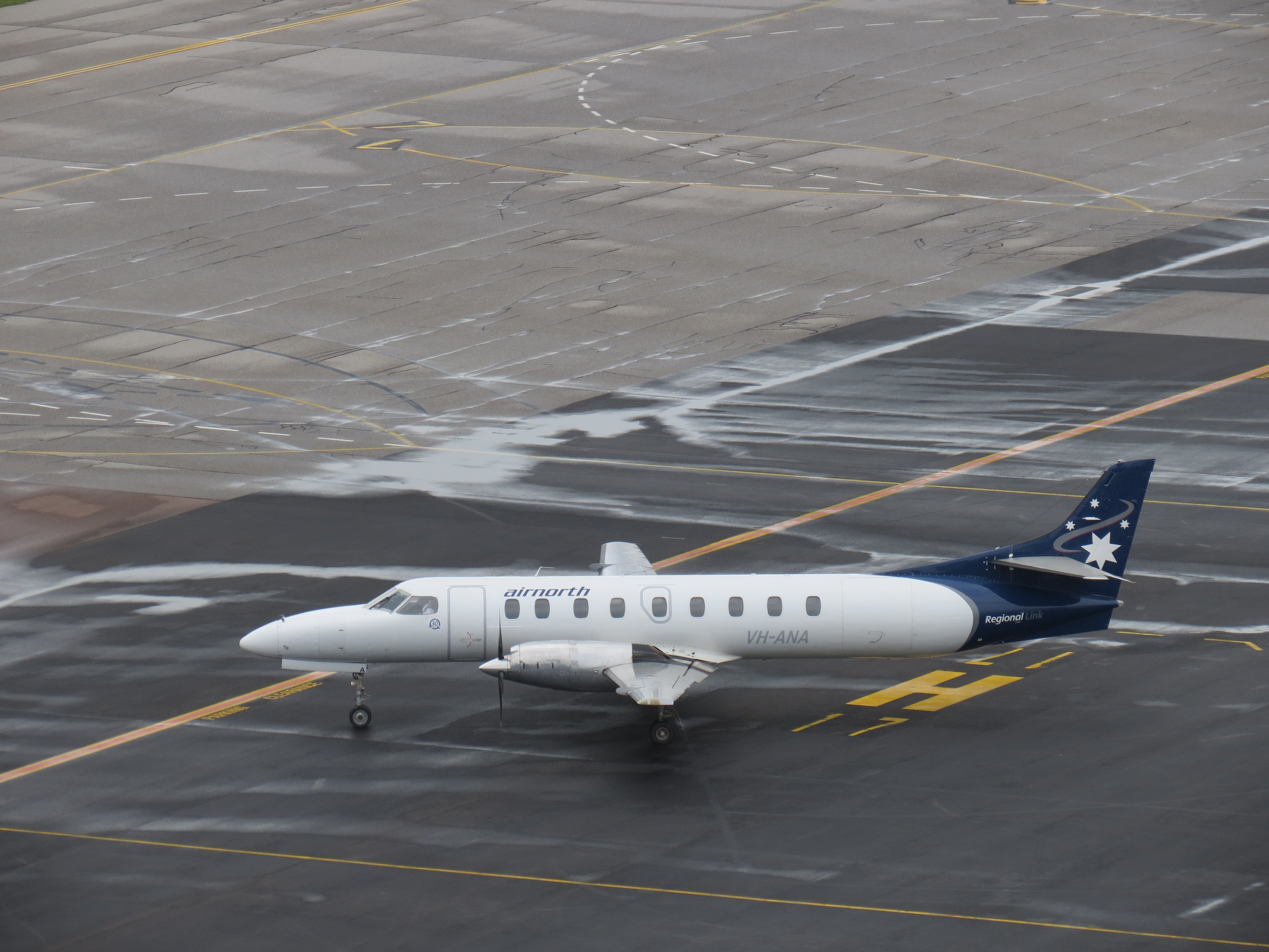 Airnorth Metro 23 (VH ANA) in rullaggio all'aeroporto di Darwin nel marzo 2012