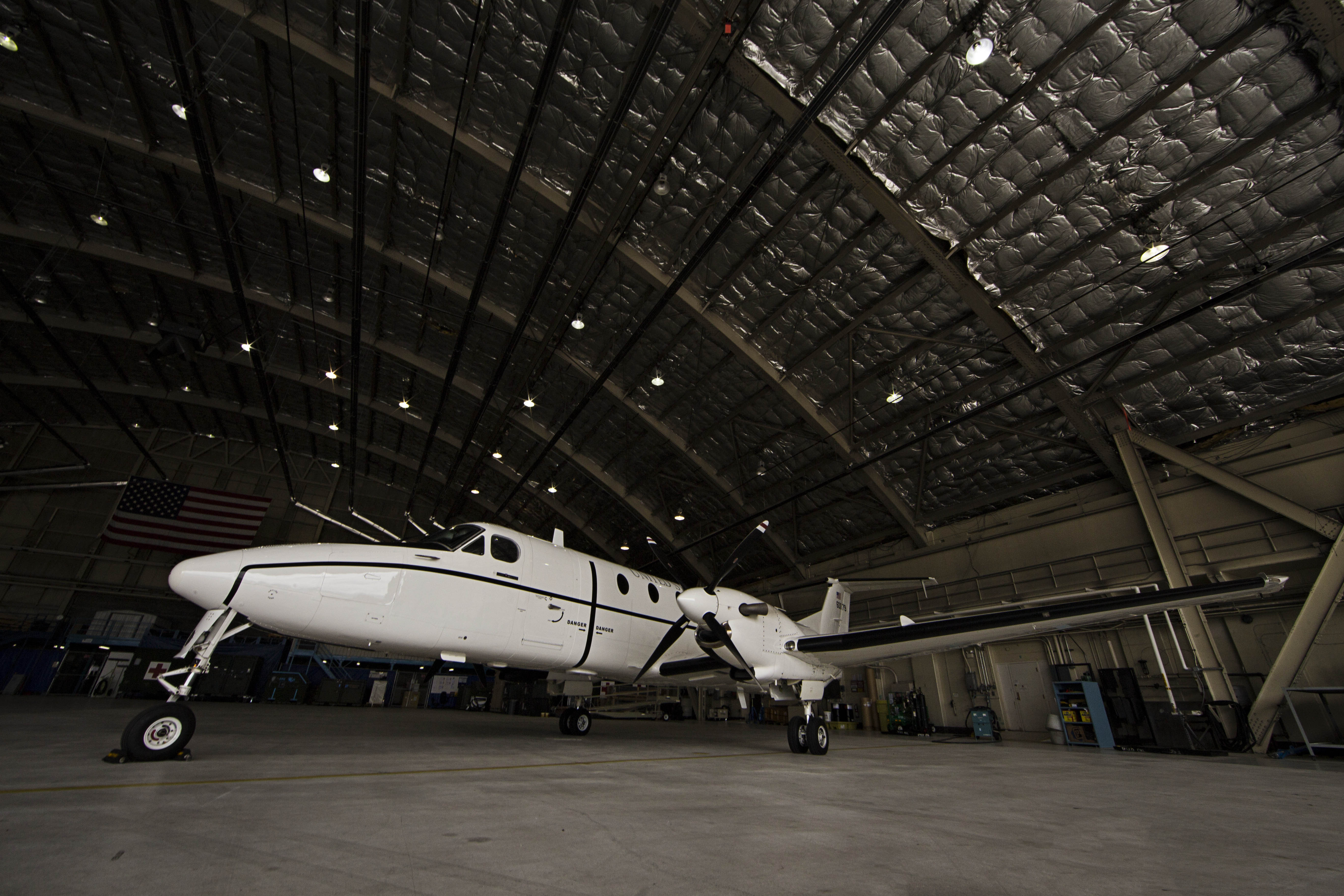 La Guardia del Ejército de Alaska recibe 1 de solo 3 células C-12J del Ejército de EE. UU. 140708 Z-MW427 023
