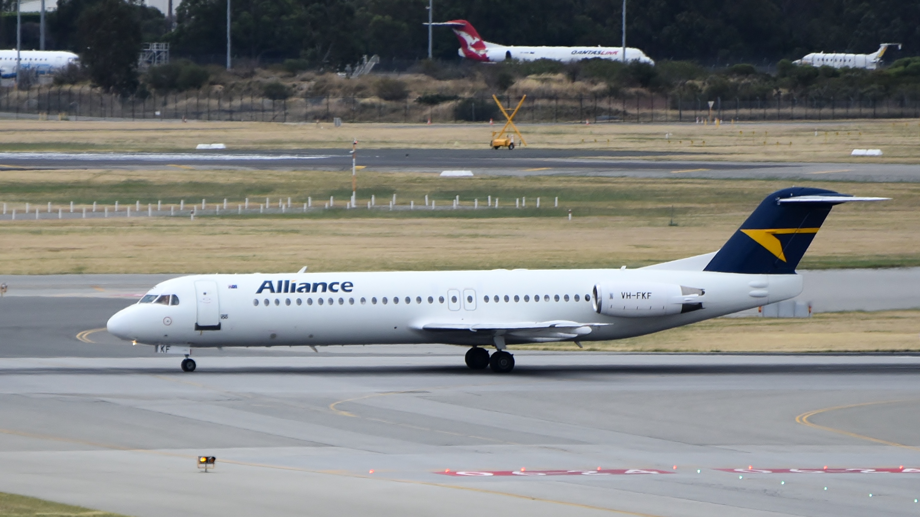 Alliance Airlines Fokker 100 VH-FKF Perth 2024 (01)