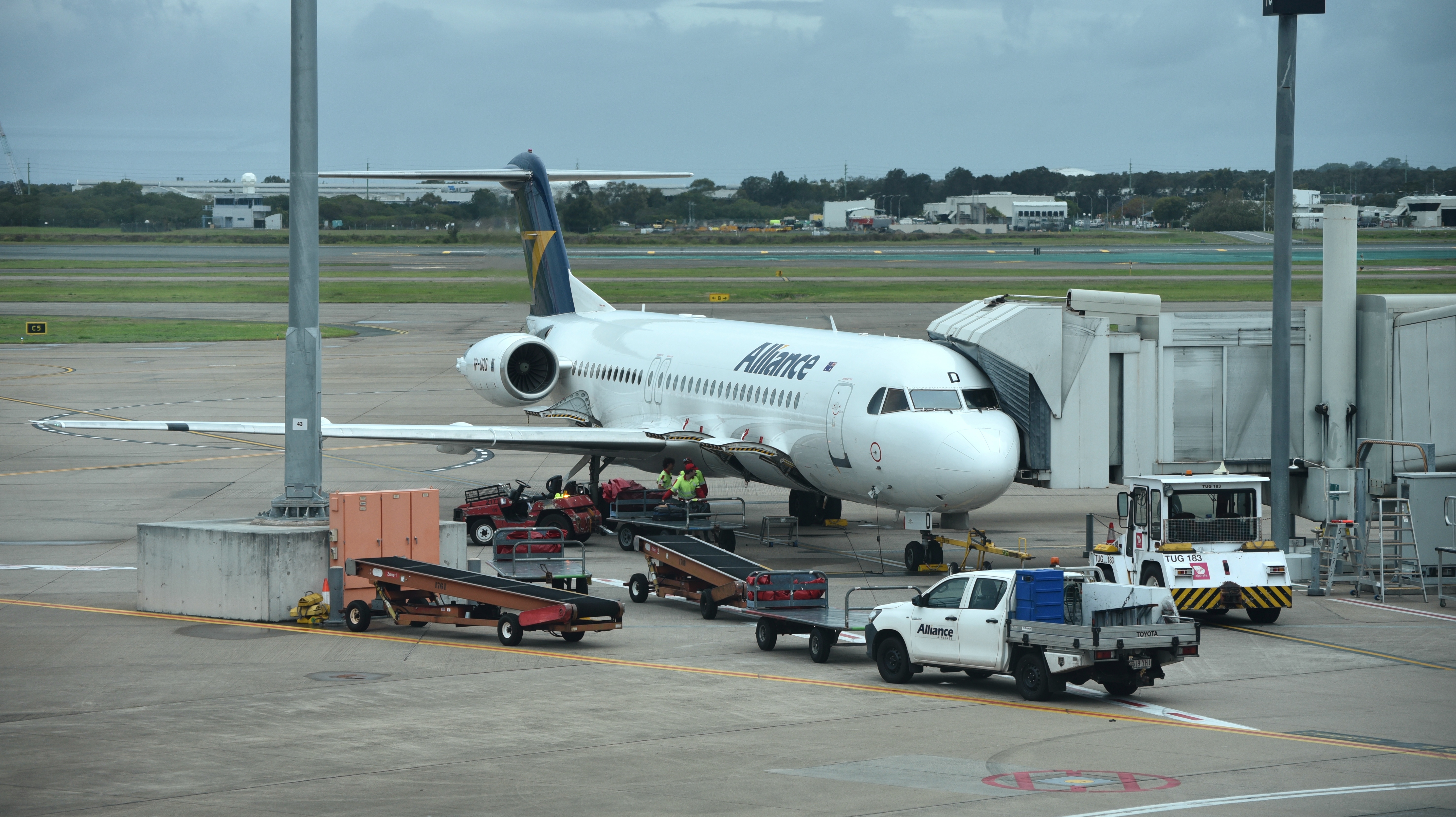 Alliance Airlines Fokker 100 VH-UQD Brisbane 2023 (01)