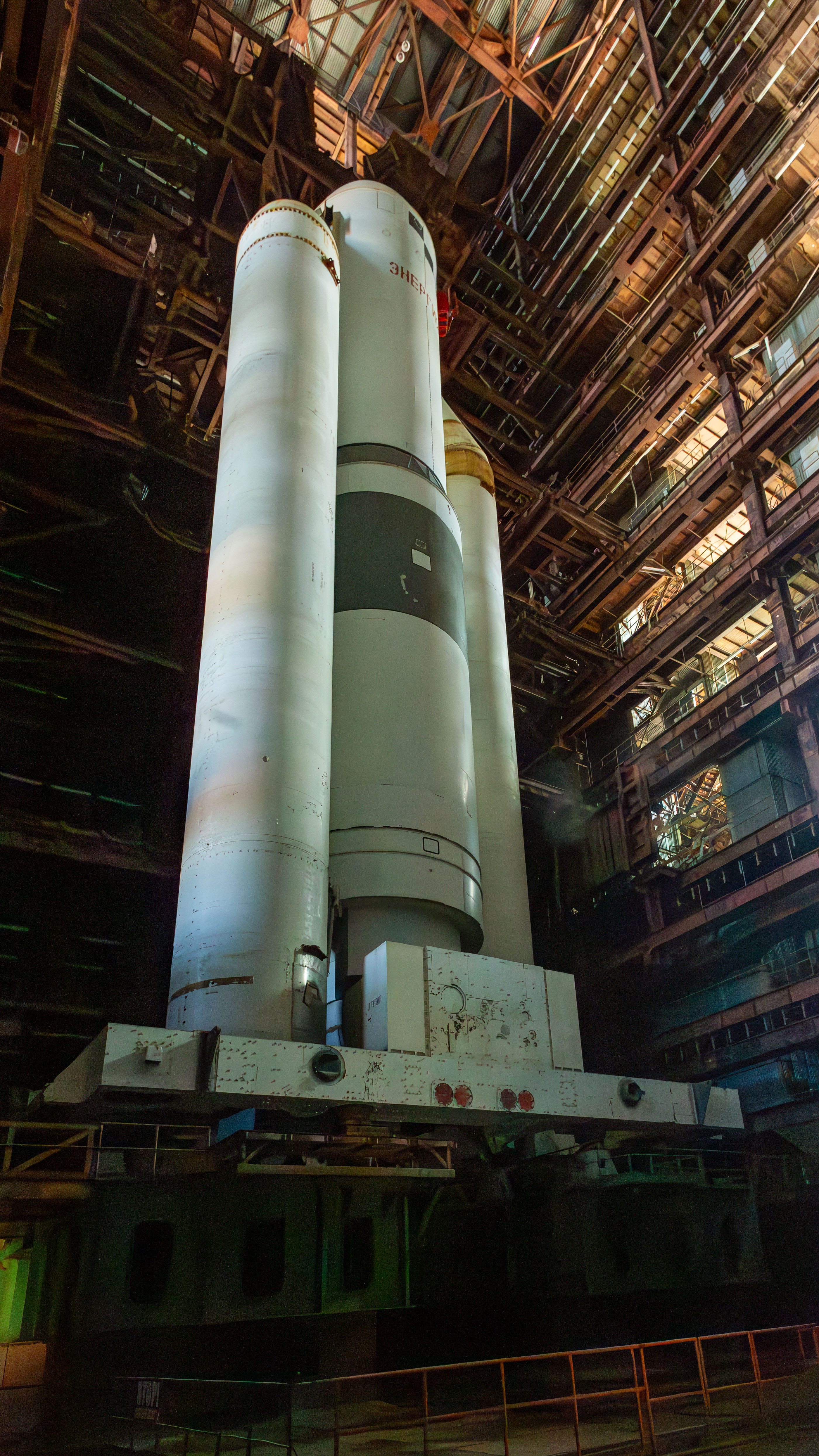 Une fusée Energia à l'intérieur de son hangar au cosmodrome de Baïkonour