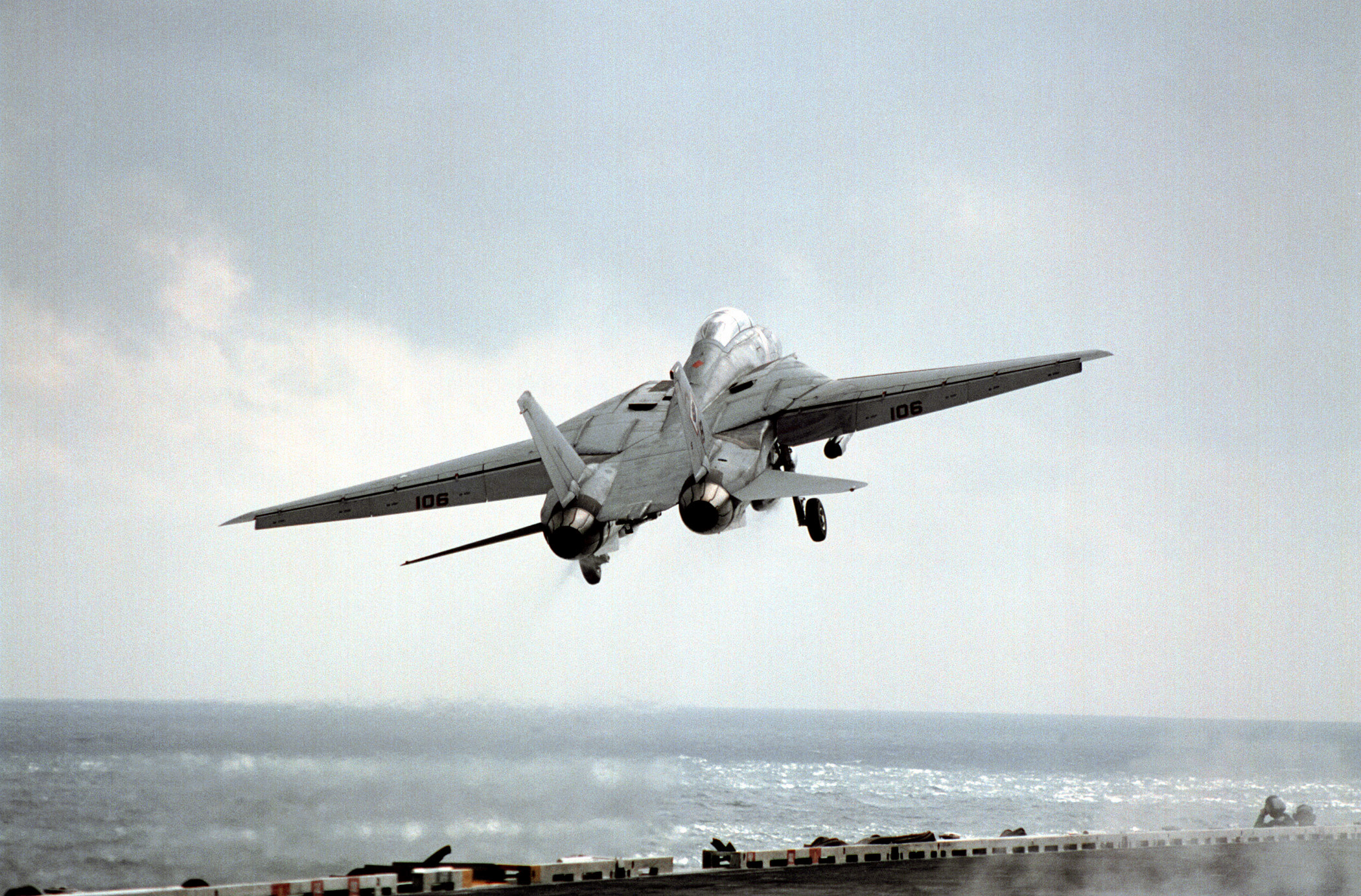 Un F-14B Tomcat asignado al Escuadrón de Caza 102 (VF-102) despega de la cubierta de vuelo del portaaviones USS GEORGE WASHINGTON (CVN 7