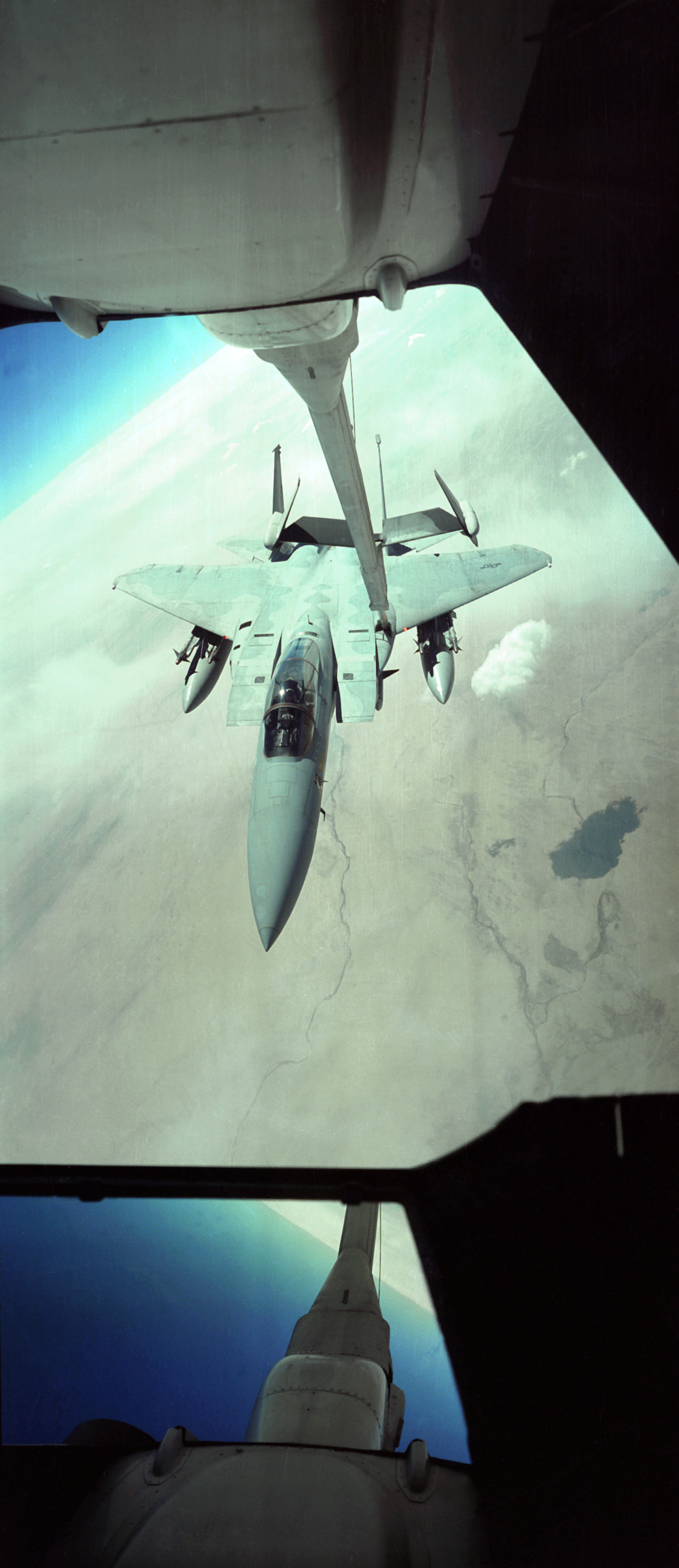 Un F-15C Eagle es repostado en vuelo por un KC-10A Extender durante una patrulla en el alto el fuego entre la coalición y las fuerzas iraquíes tras la Operación Tormenta del Desierto. The airc - DPLA - edc65ba84c8b8d53f75 aed2dd6ab38af