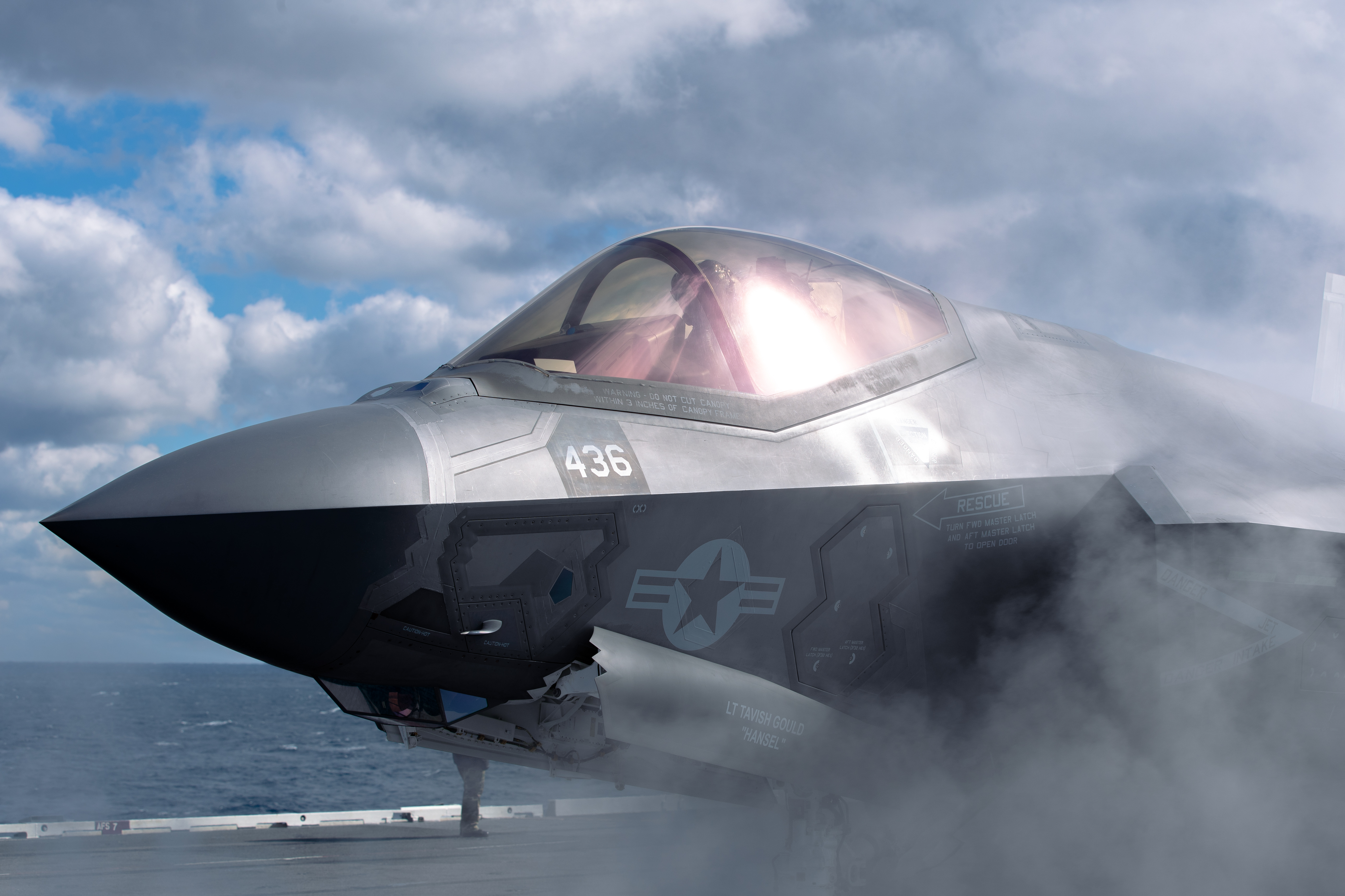 Un F-35C Lightning II asignado al Strike Fighter Squadron (VFA) 147 rueda por la cubierta de vuelo del portaaviones de la clase Nimitz USS