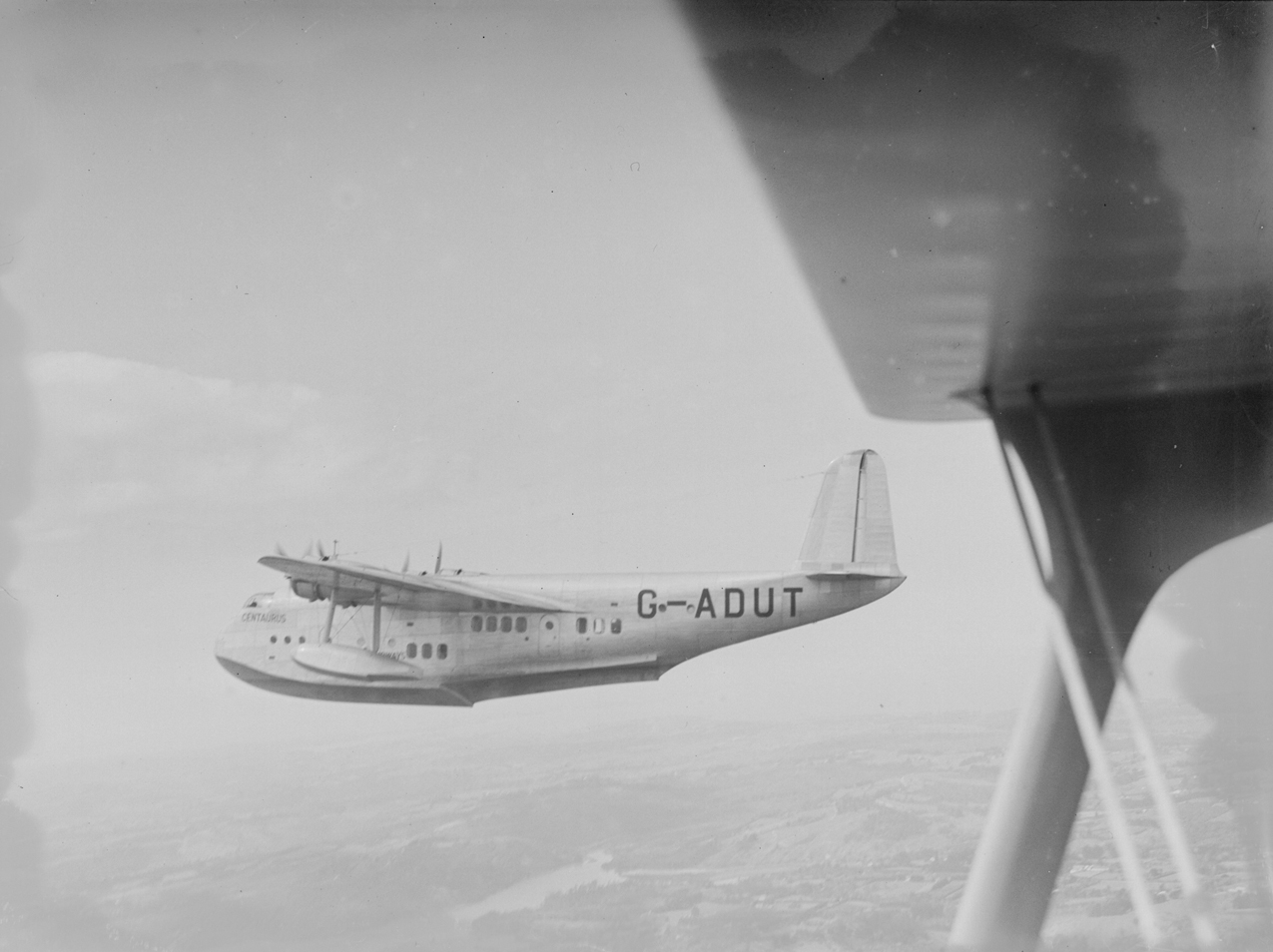 Vista aerea di profilo dell'idrovolante G-ADUT in volo, scattata da un altro aeromobile (AM 77480-1)